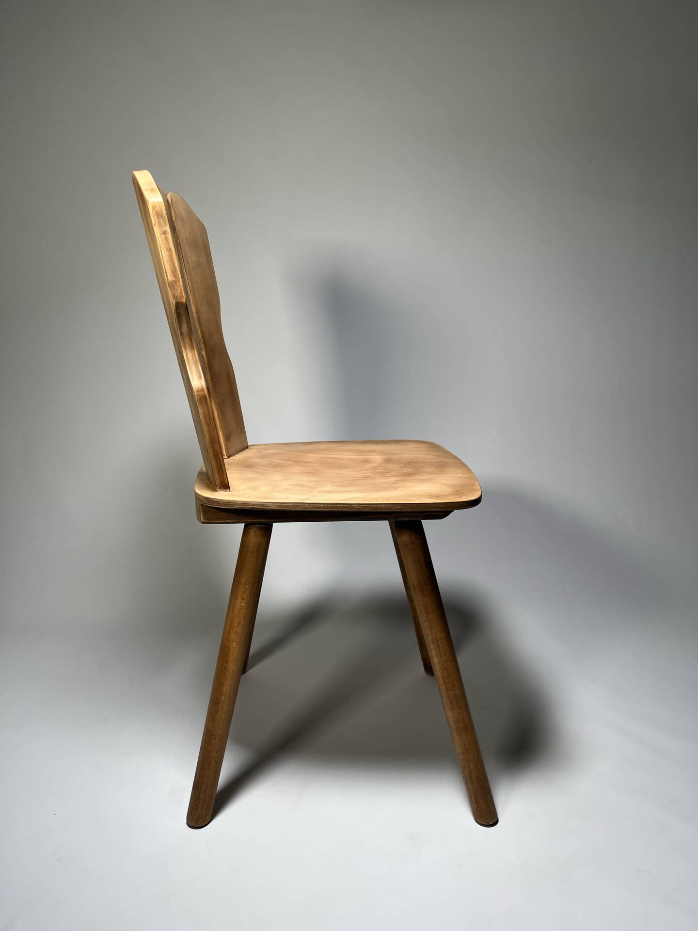 4 chaises de ferme brutalistes scandinaves