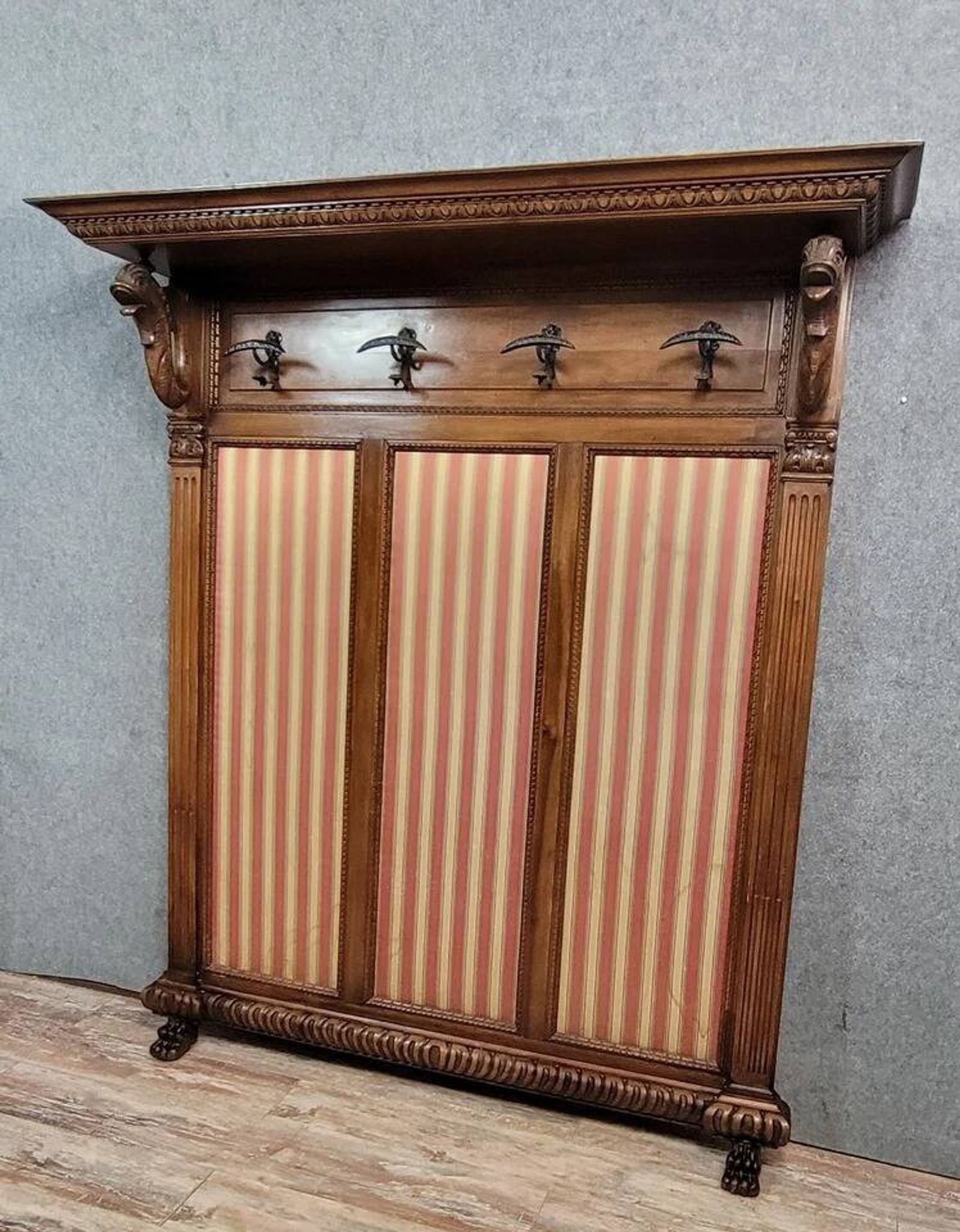Large Renaissance-style coat rack in walnut from around 1850.