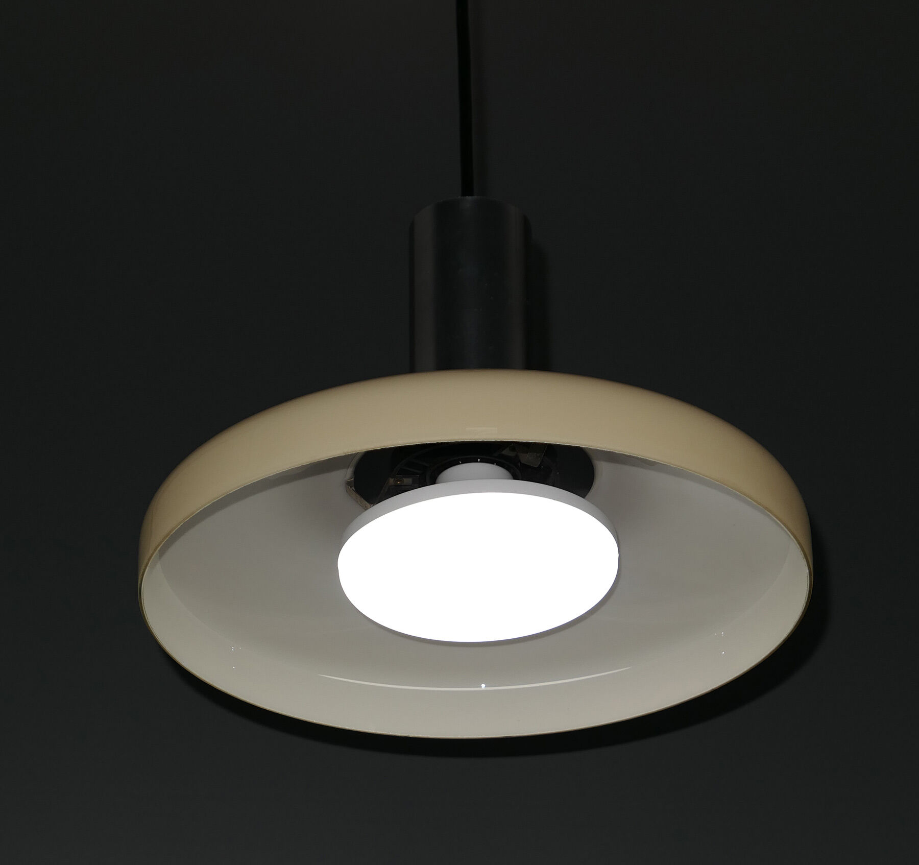 Suspension vintage avec abat-jour en verre opalin beige années 60-70