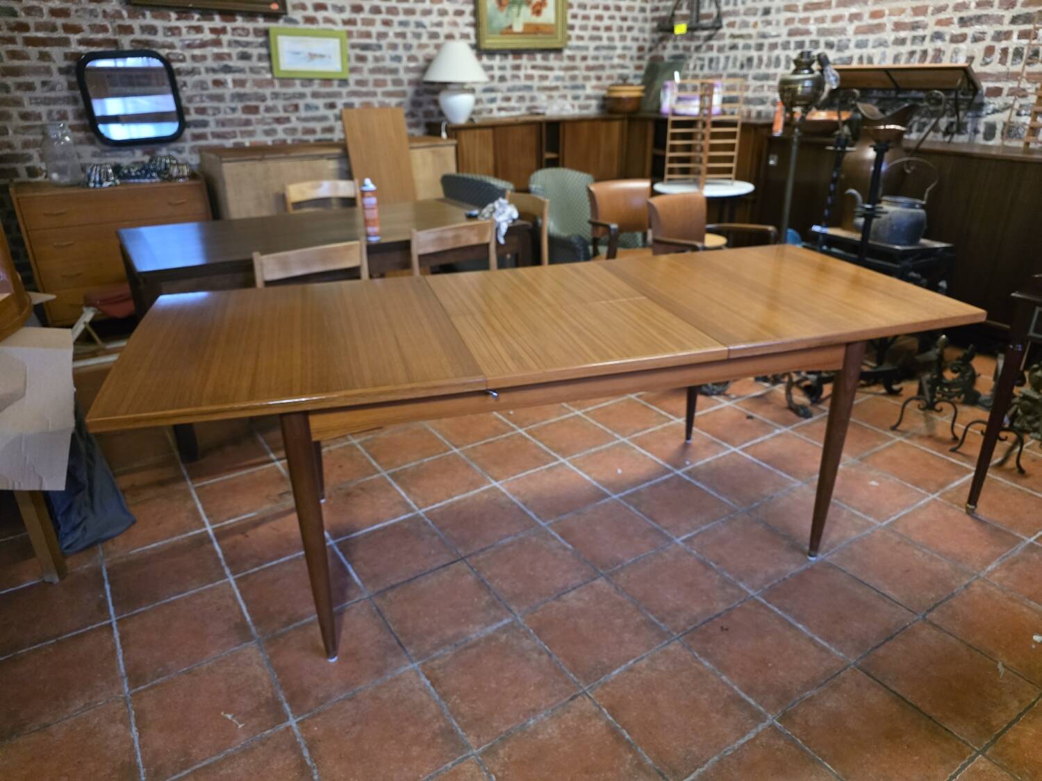 Table scandinave galbée extensible papillon en teck années 60