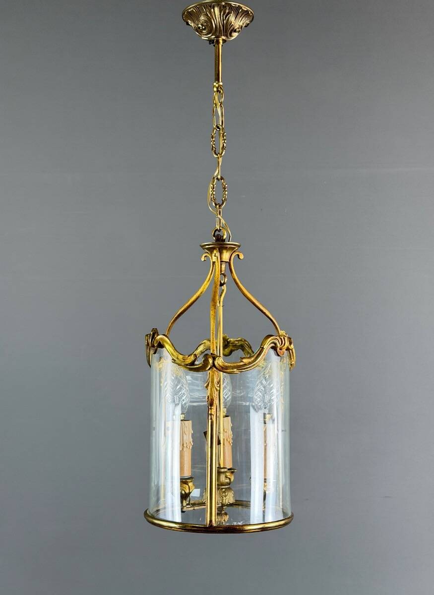 Cylindrical lantern in gilded bronze in the Louis XV style, 20th century.