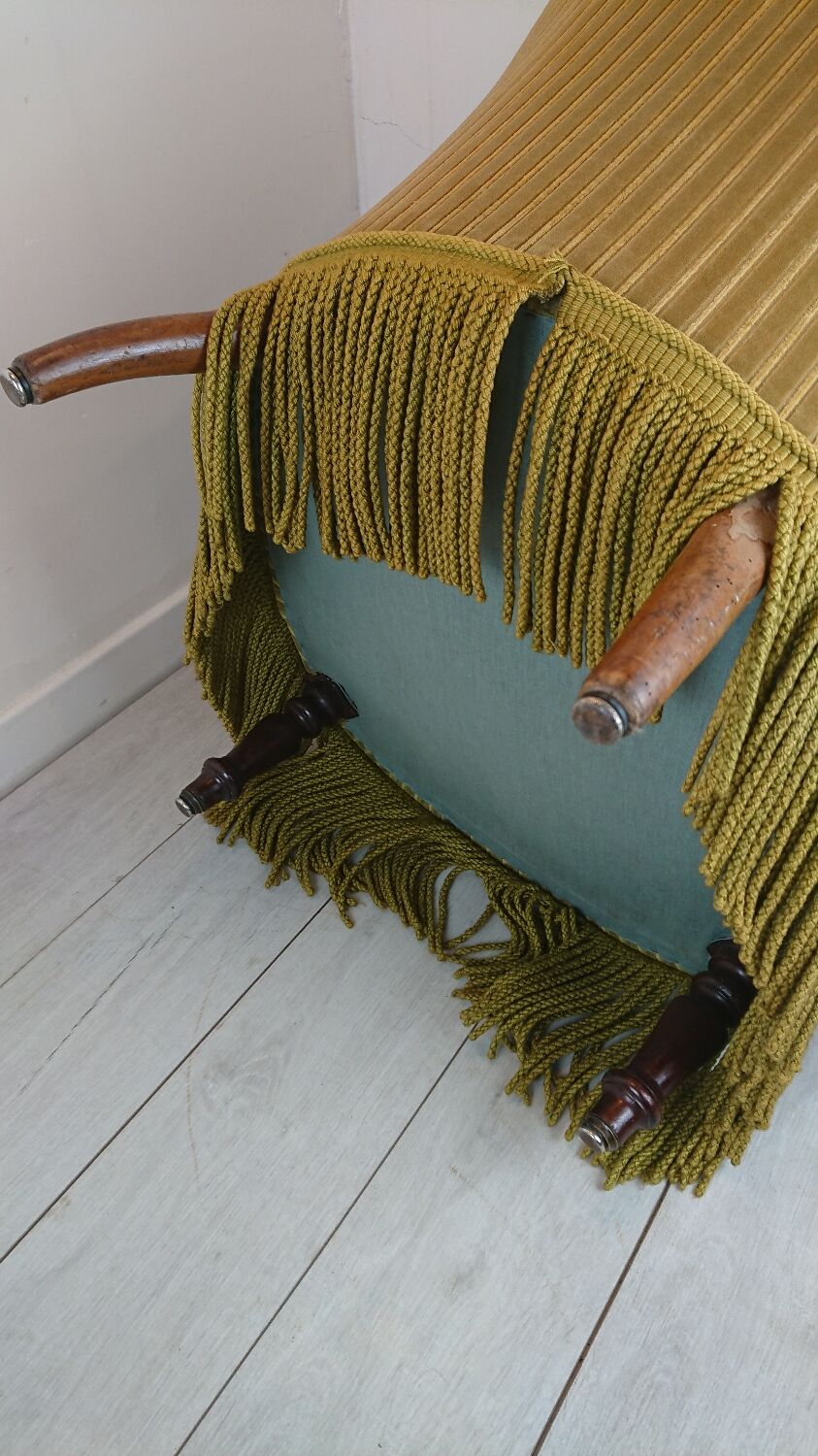 Toad armchair with green fringes