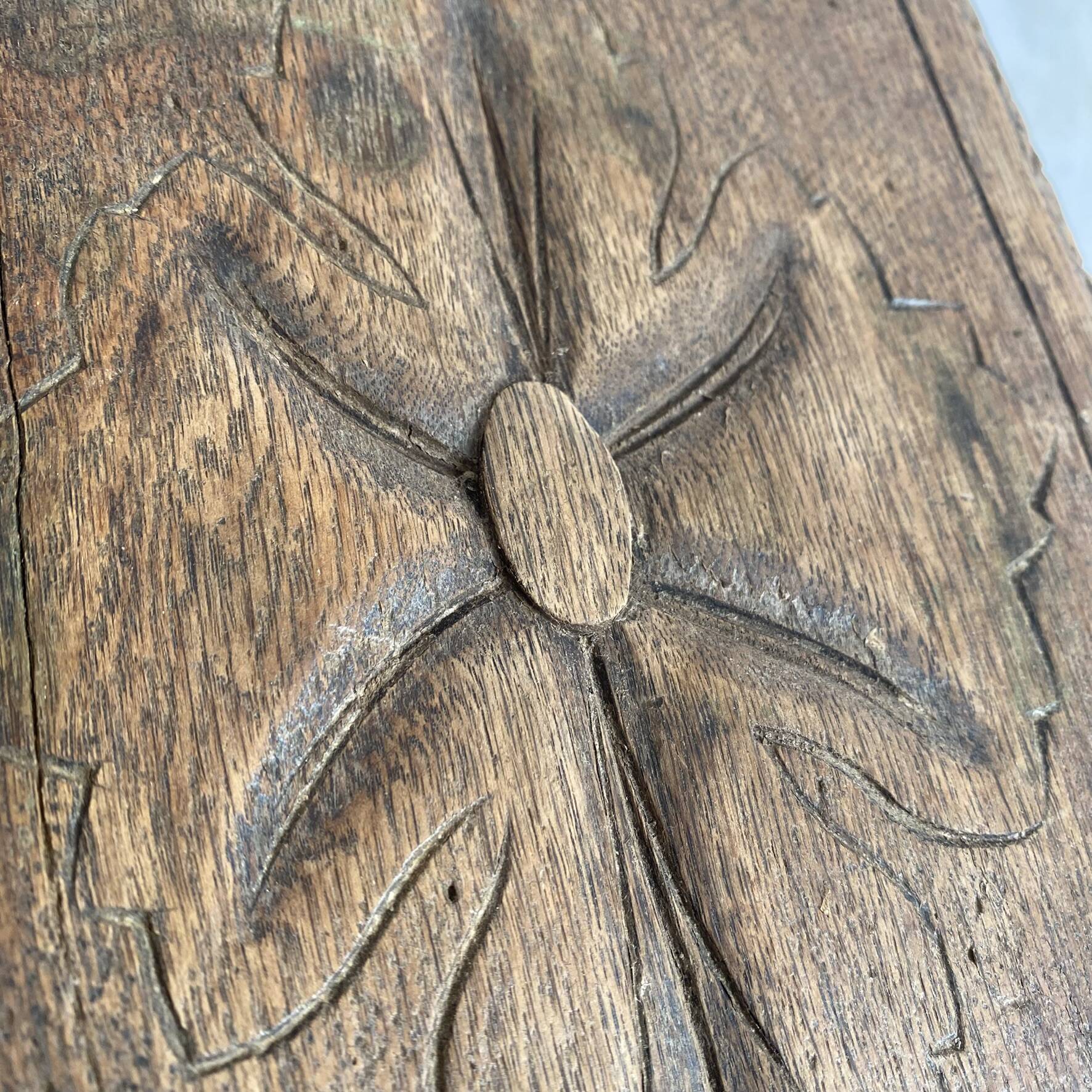 Ancien tabouret bas en bois tourné et gravé