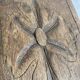 Ancien tabouret bas en bois tourné et gravé