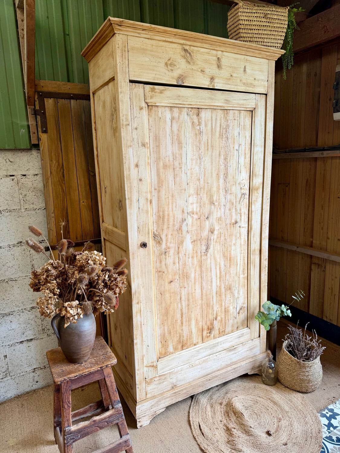 Antique bonnetière