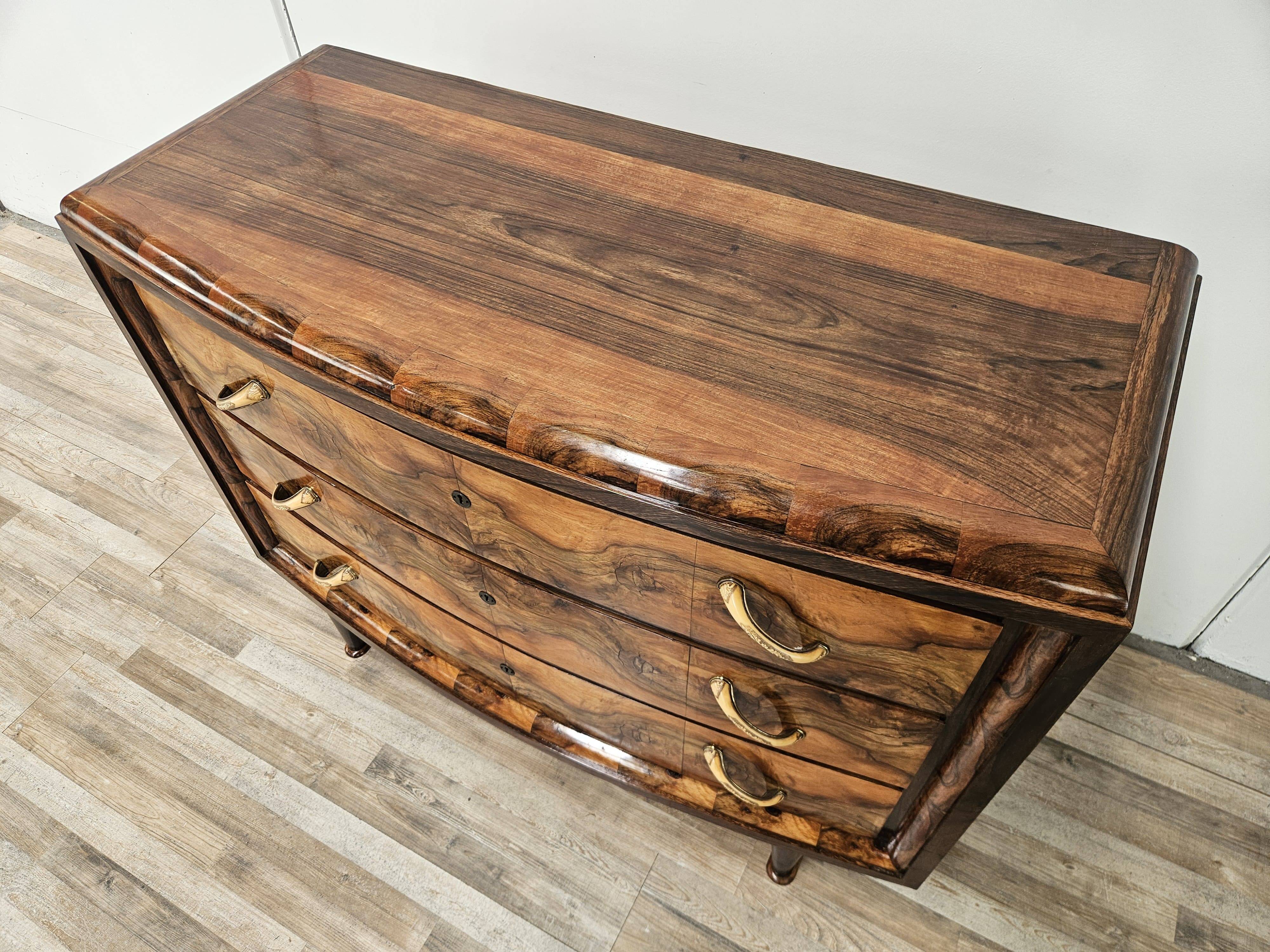 Commode Art Déco toscane des années 1940 en noyer raciné.