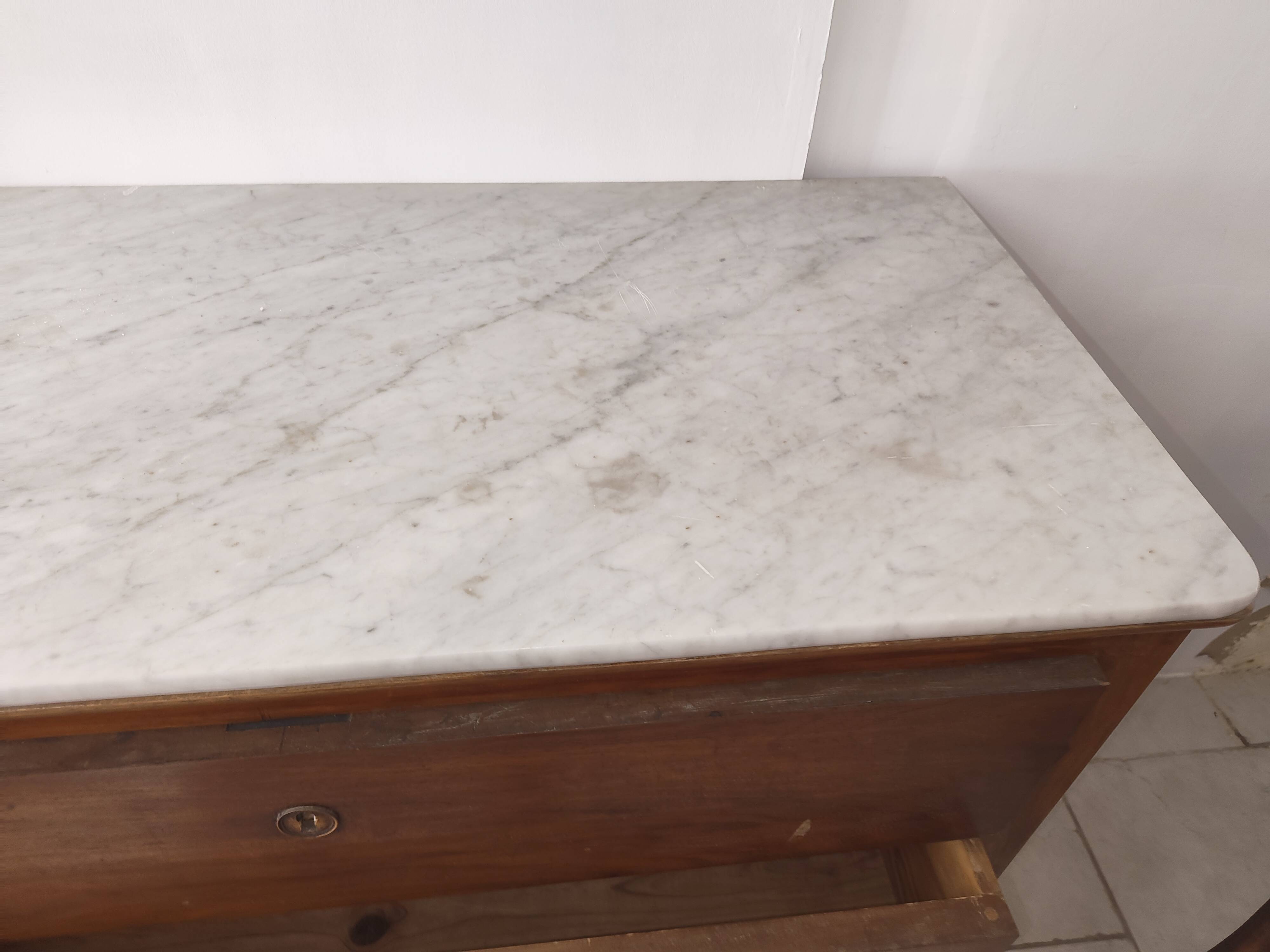 Commode ancienne en bois massif avec plateau en marbre blanc