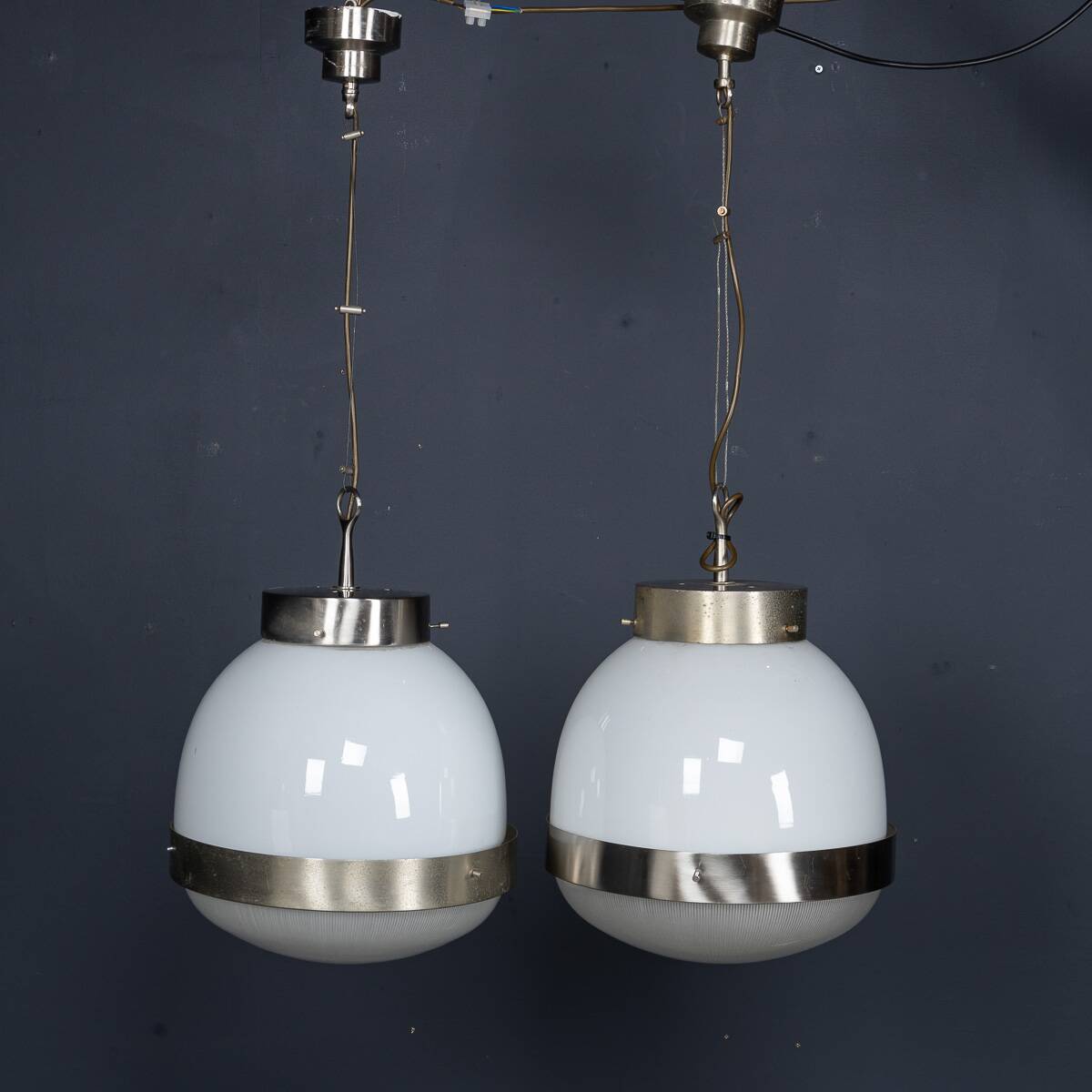 Paire de suspensions en opaline "Delta" italienne des années 1960 par Sergio Mazza.