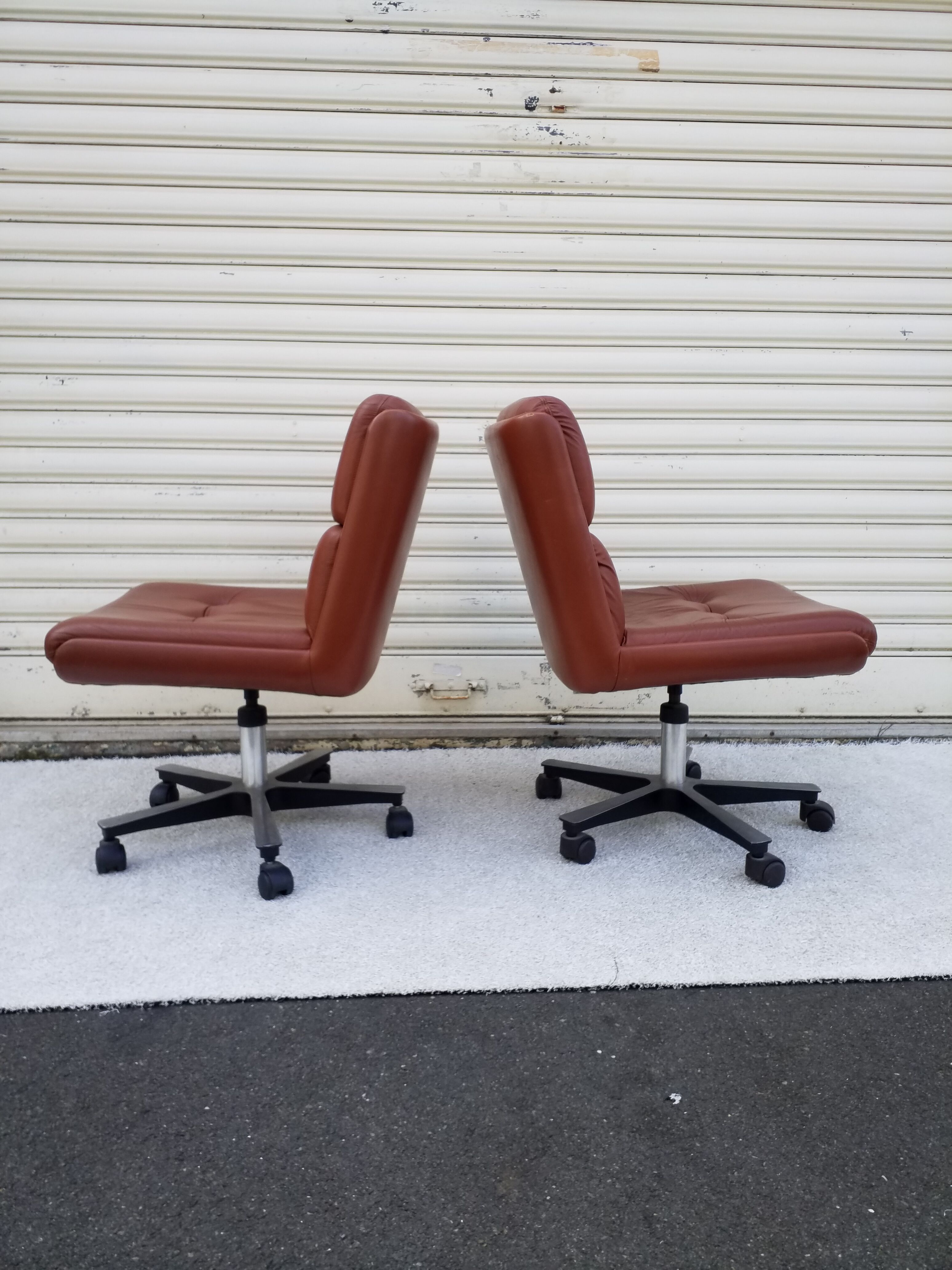Pair of leather armchairs of the 60s 70s