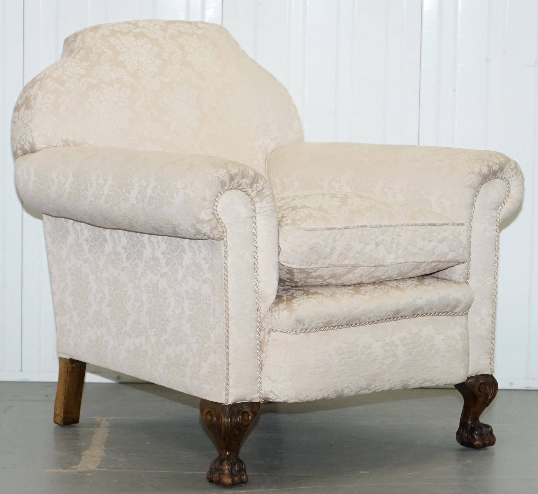 Victorian suite in damask, walnut frame, legs carved in lion's paw.