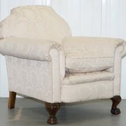 Victorian suite in damask, walnut frame, legs carved in lion's paw.