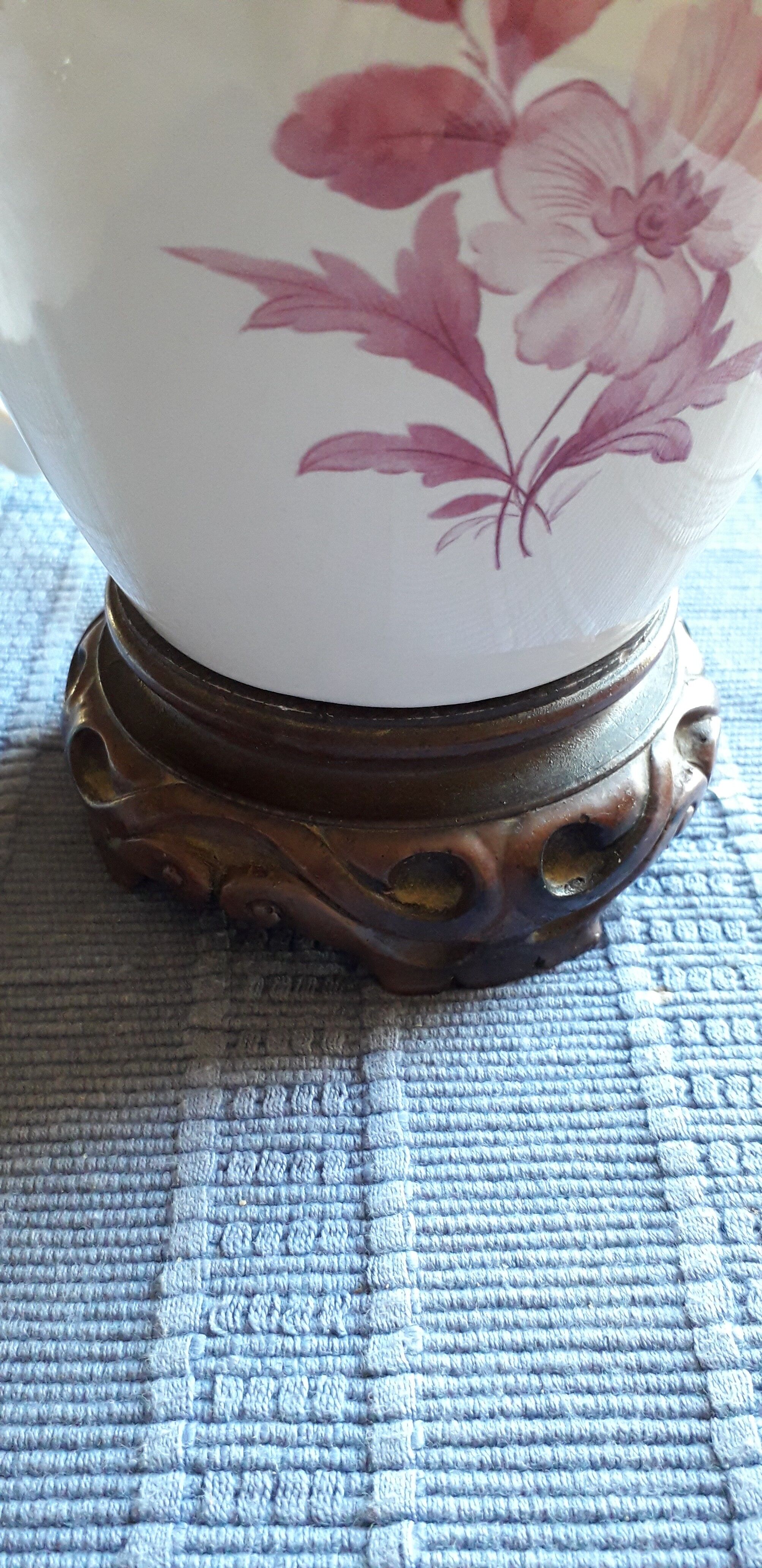 White porcelain lamp with Chinese style floral decoration