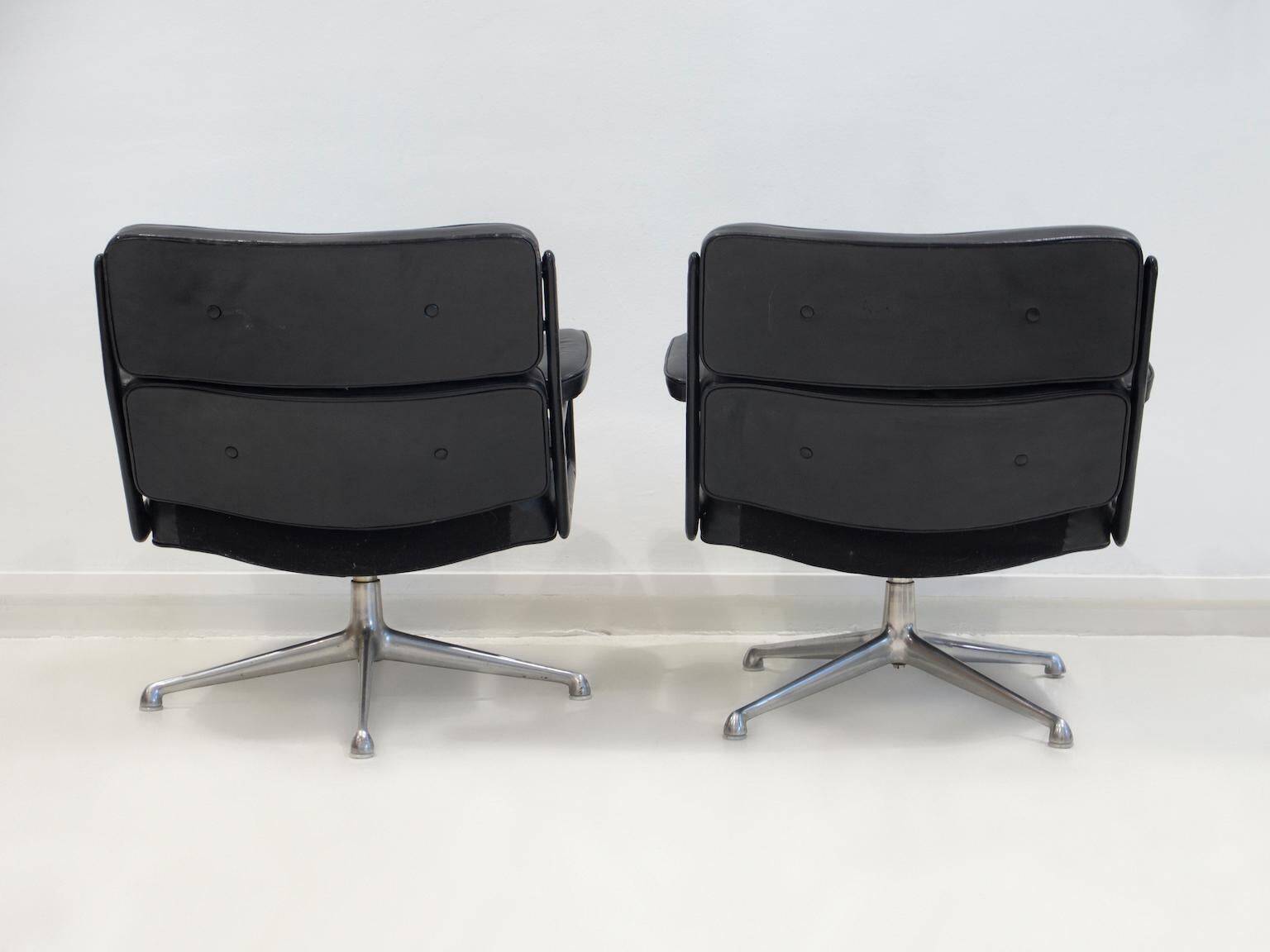 Paire de fauteuils de direction en cuir noir de Charles and Ray Eames