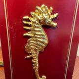 Paire de lampes de table en bois laqué bordeaux et hippocampe en laiton