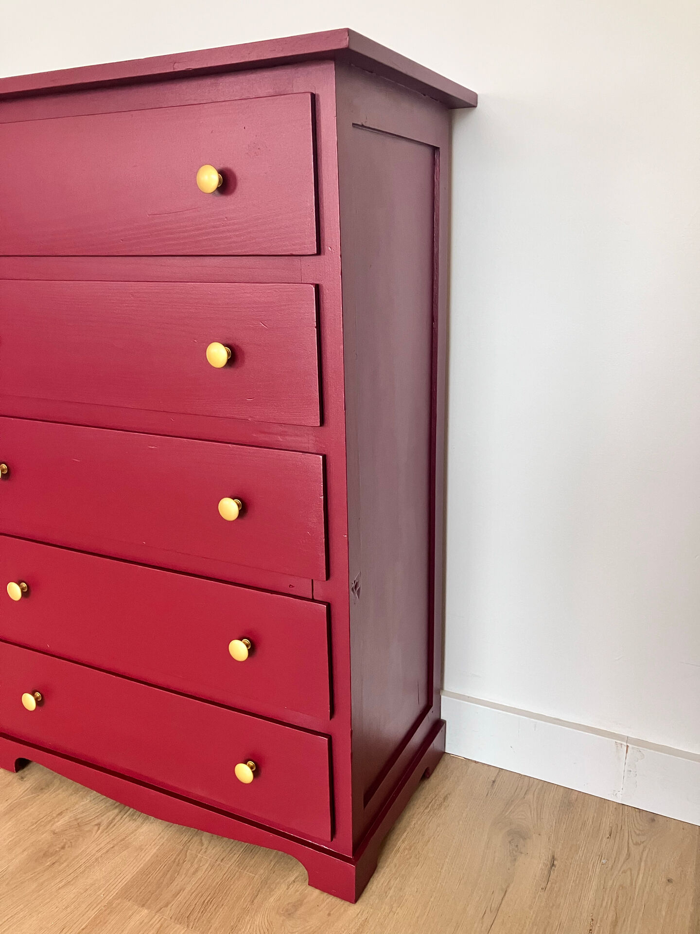 Chest of drawers with 5 drawers in black cherry.