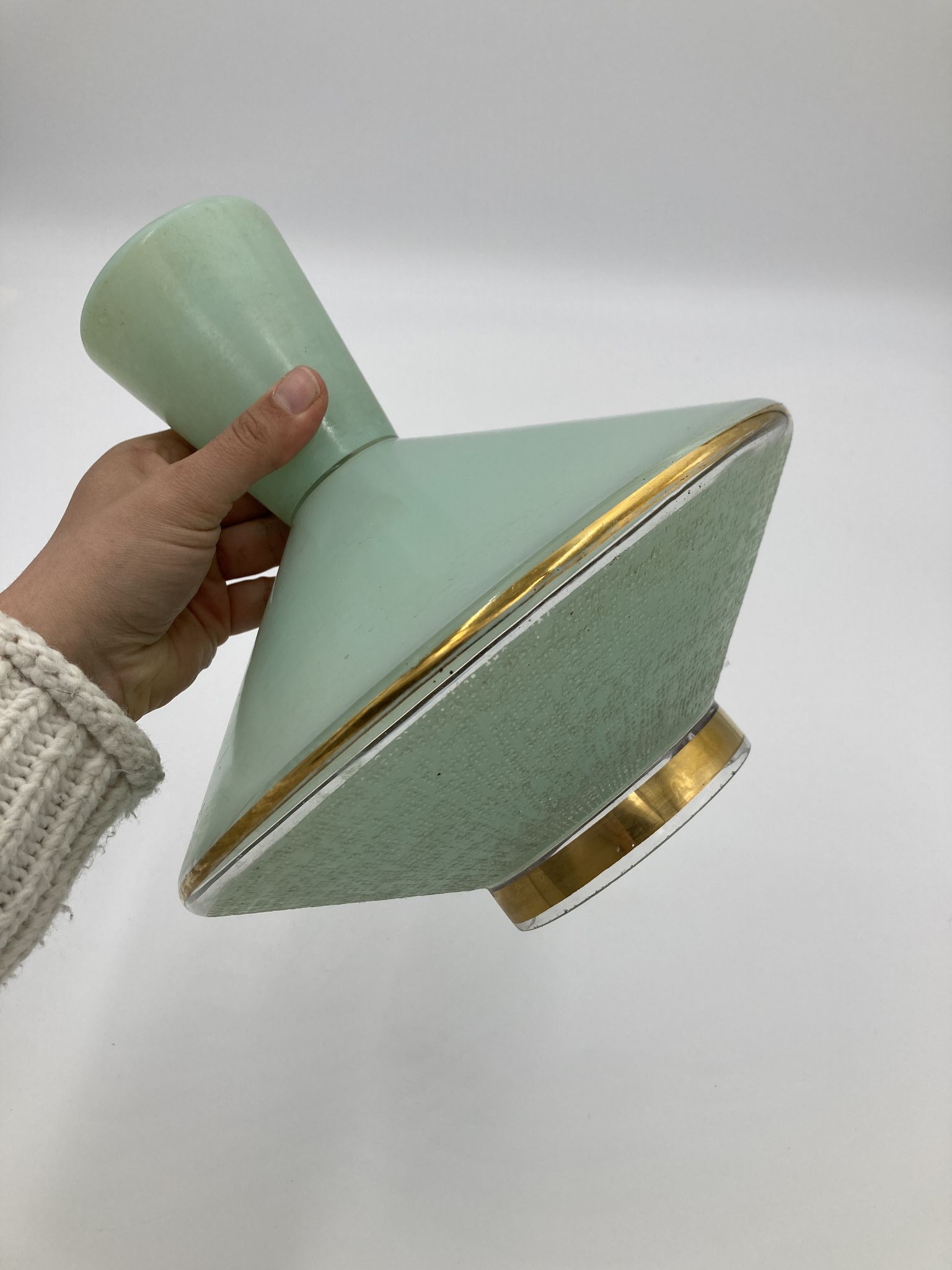 Green and gold saucer suspension