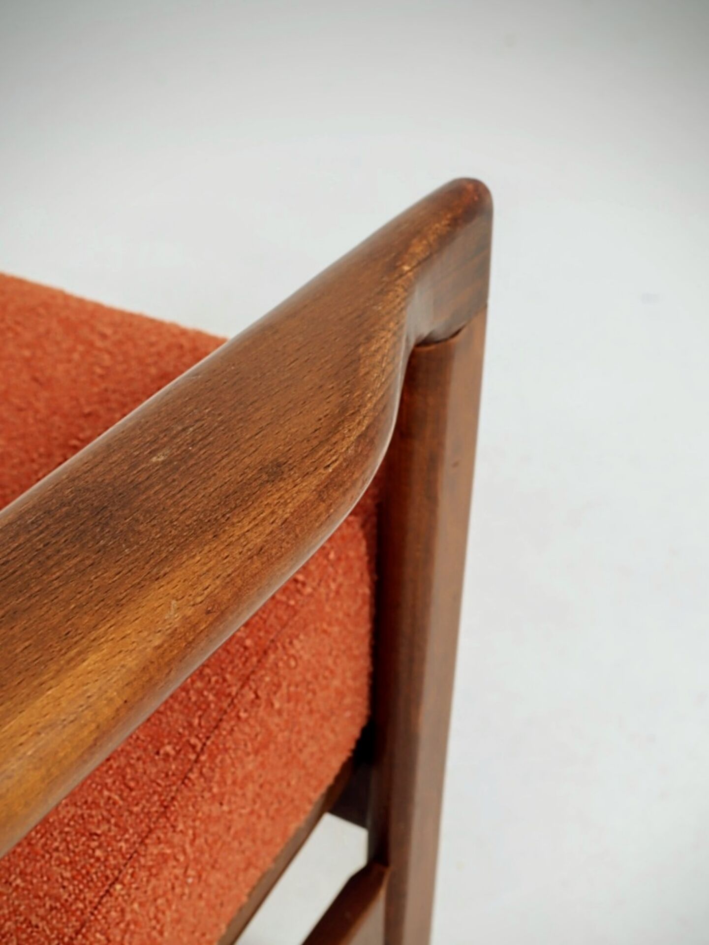 Modern long chair terracotta bouclé