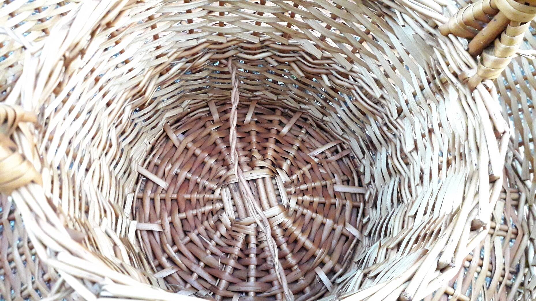 Wicker bottle holder bar basket
