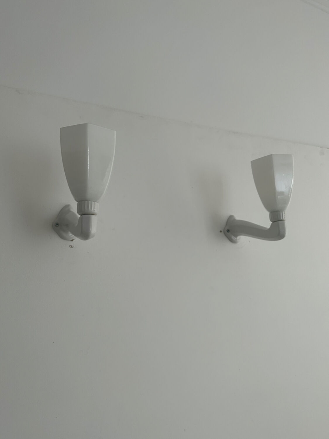 Pair of vintage art deco wall lamp, porcelain and opaline, France 1930