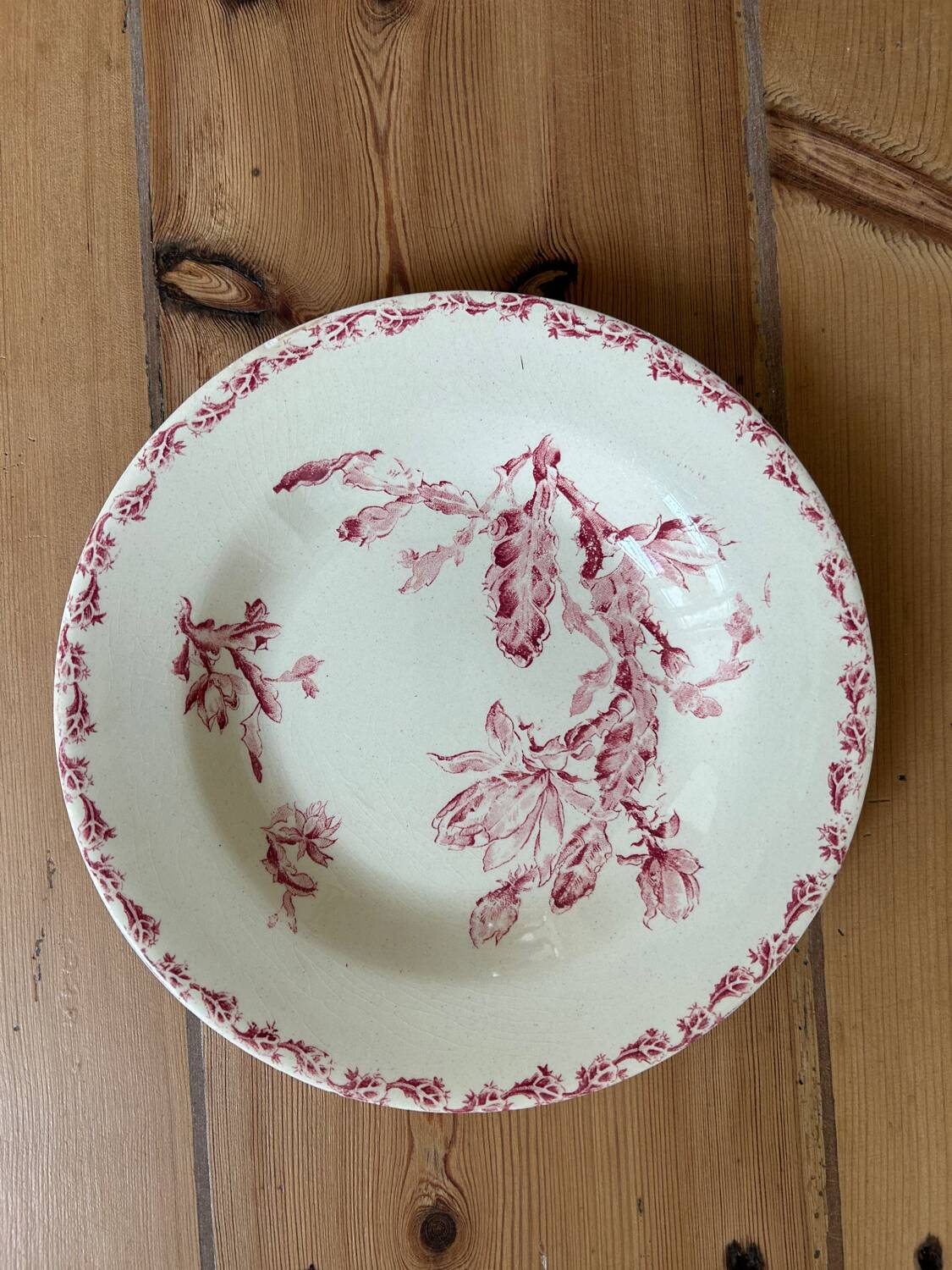 Série dépareillée de 4 assiettes creuses « Terre de Fer »