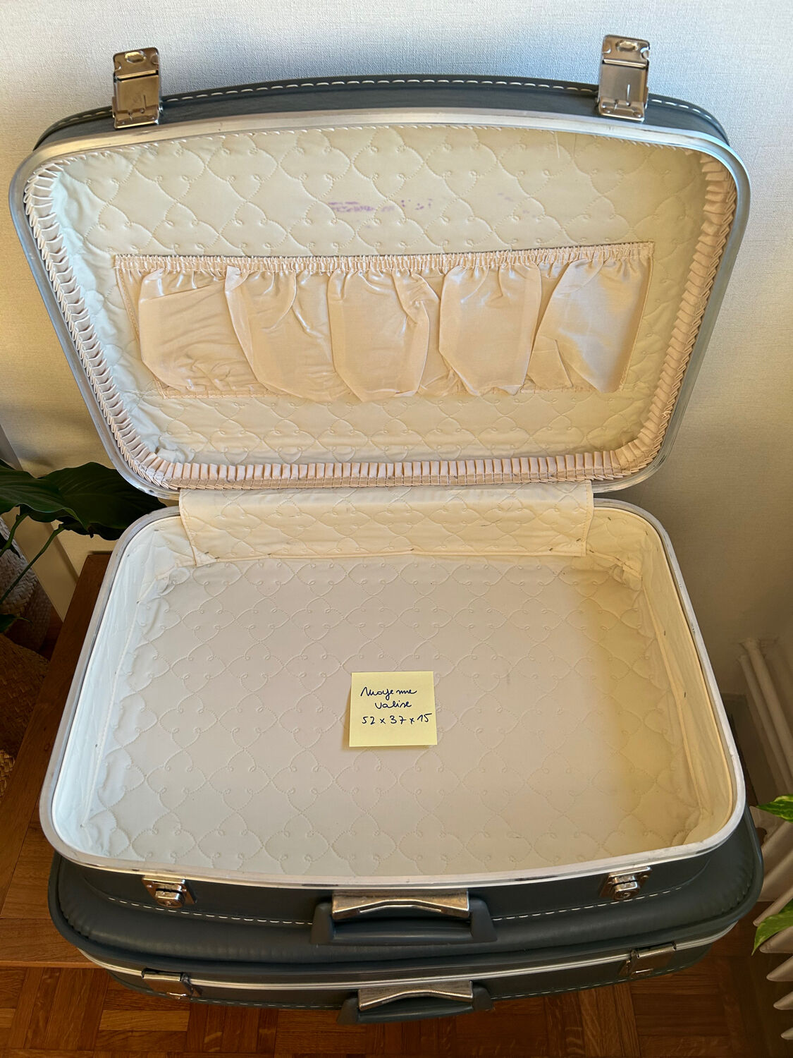 Complete set of "stewardess" nesting suitcases