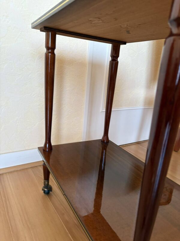 Table d’appoint vintage en bois verni, à roulettes et filets dorés