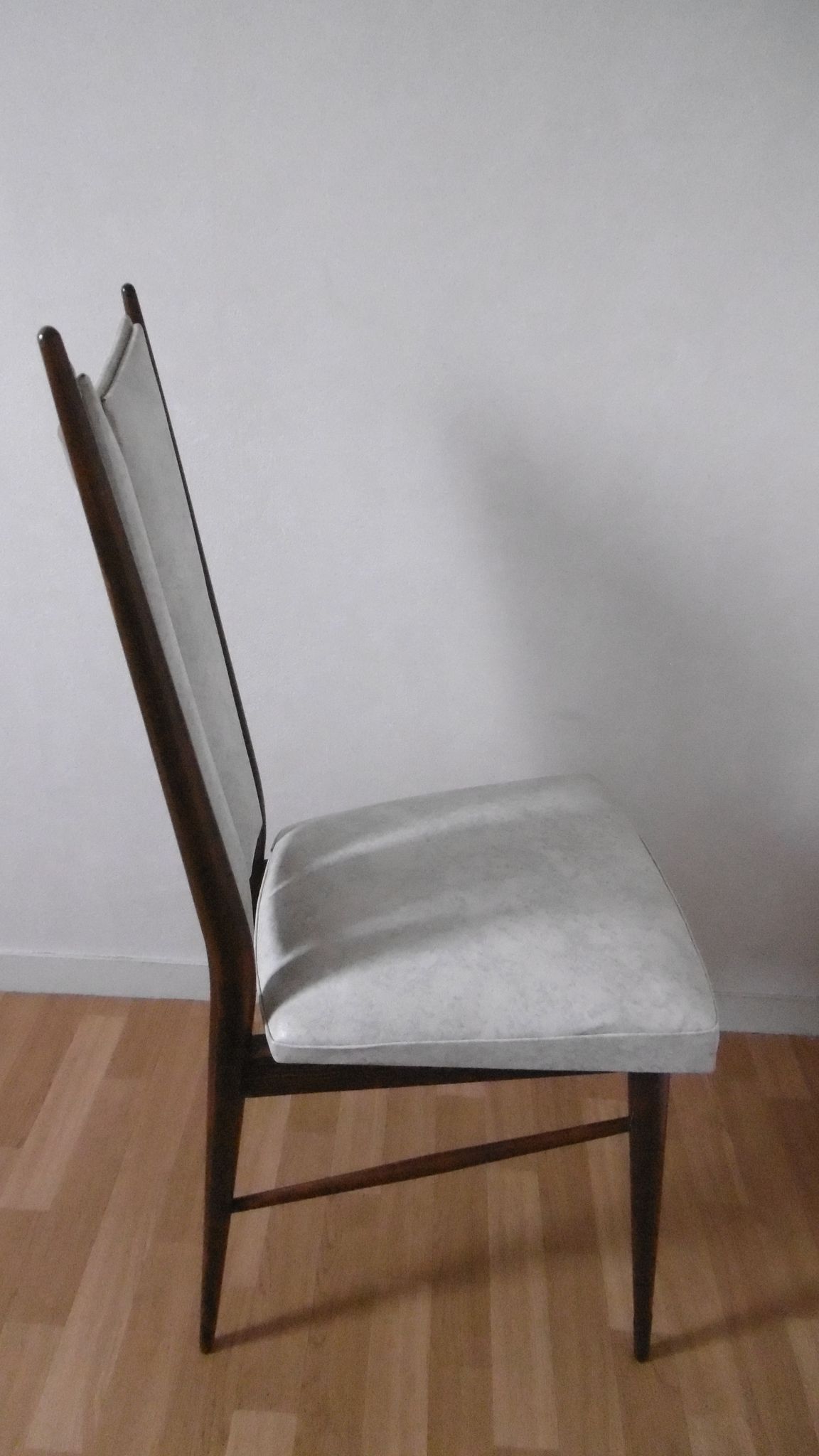 Chaise en skaï blanc des années 60-70