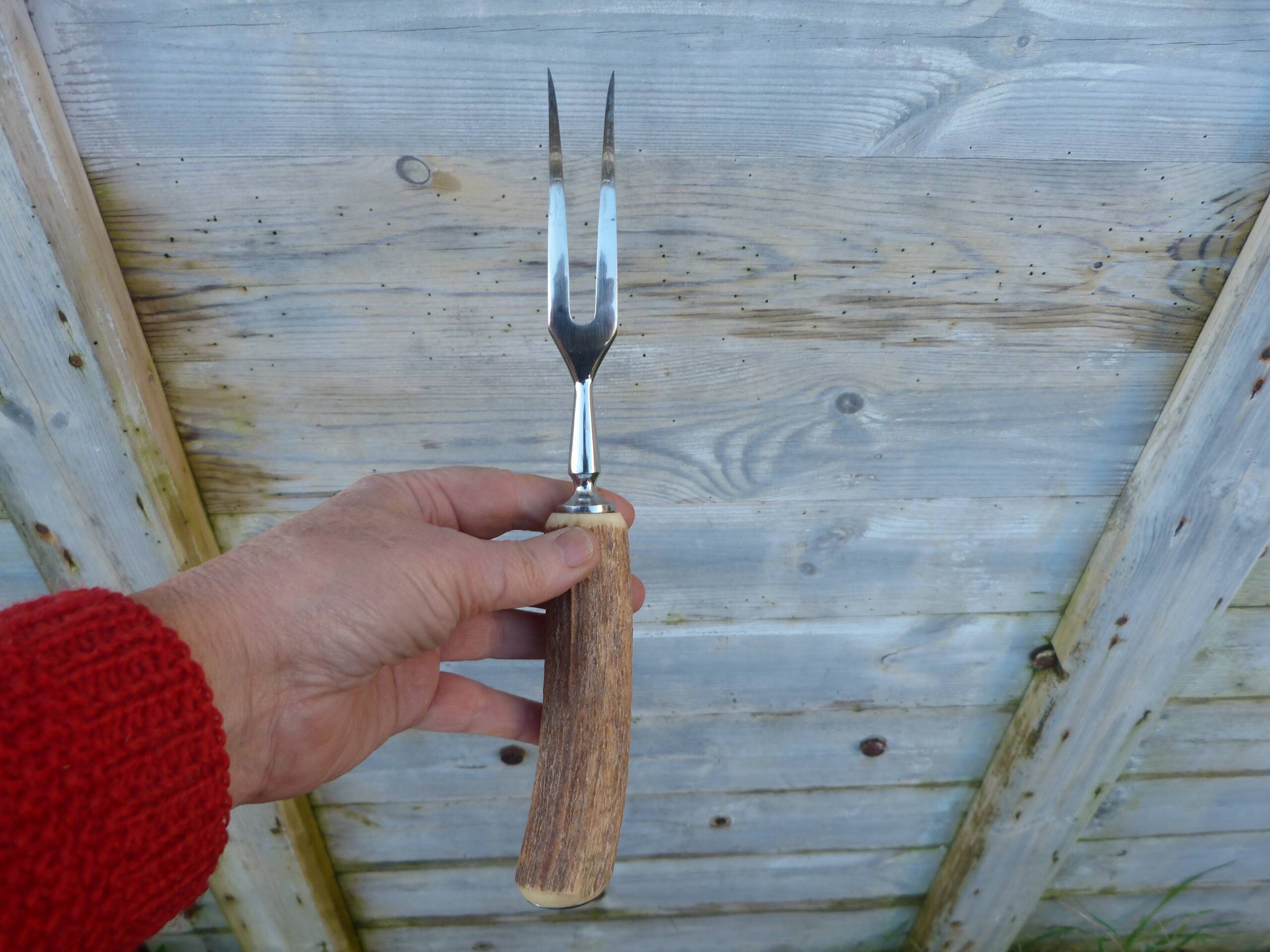 Horn and stainless steel lamb service meat knife