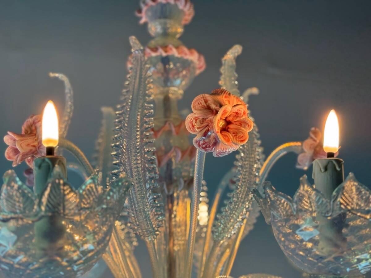 Venetian chandelier in blue and pink Murano glass, 8 light arms, circa 19