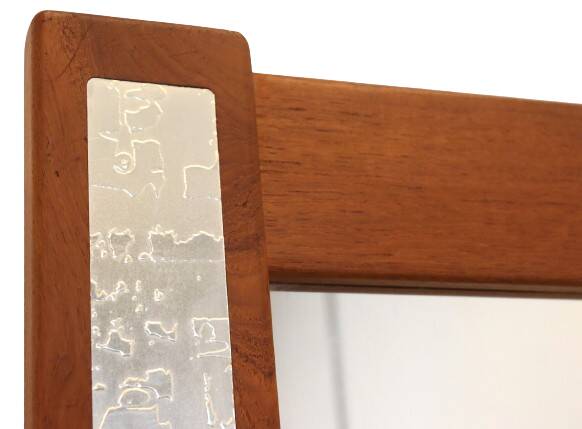 Teak spiegel met zilverkleurige accenten