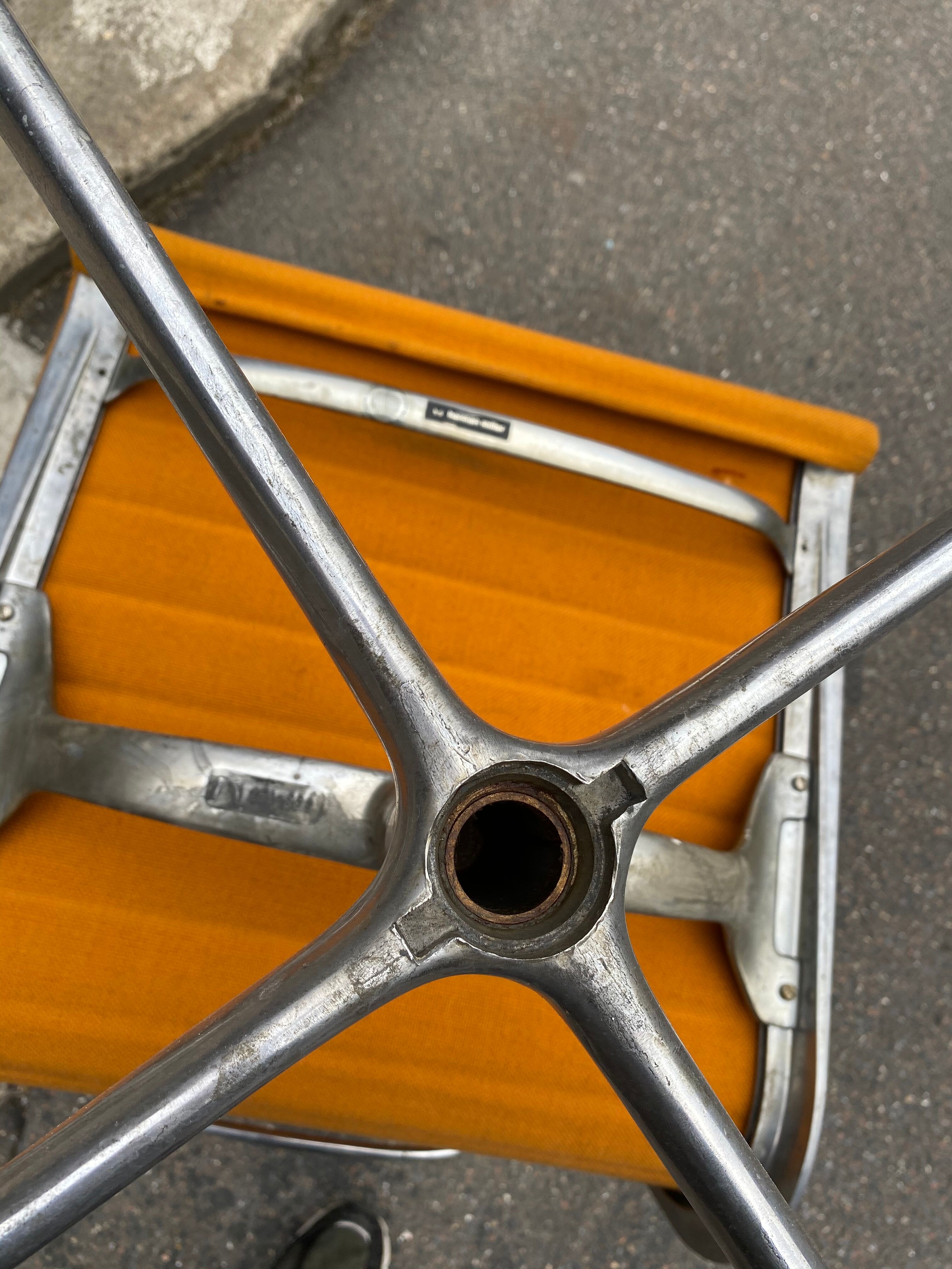 Eames design armchair, Hermann Miller edition, Aluminium Group series