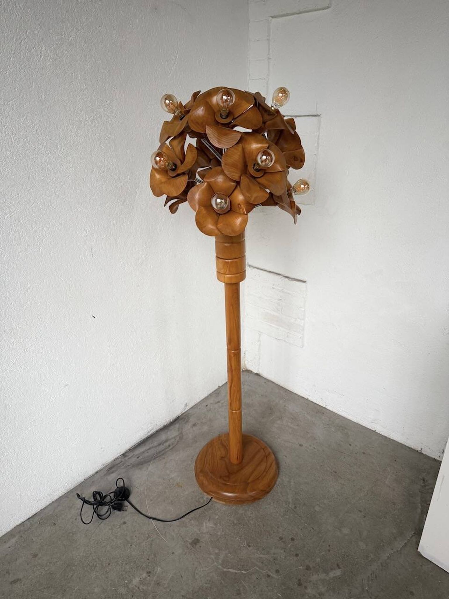 Lampadaire en orme motifs « fleurs », années 70