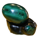 Egg and its malachite support