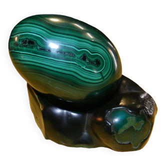 Egg and its malachite support