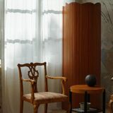 Une paire de fauteuils de style Chippendale anglais en bouleau, XXe siècle, Angleterre