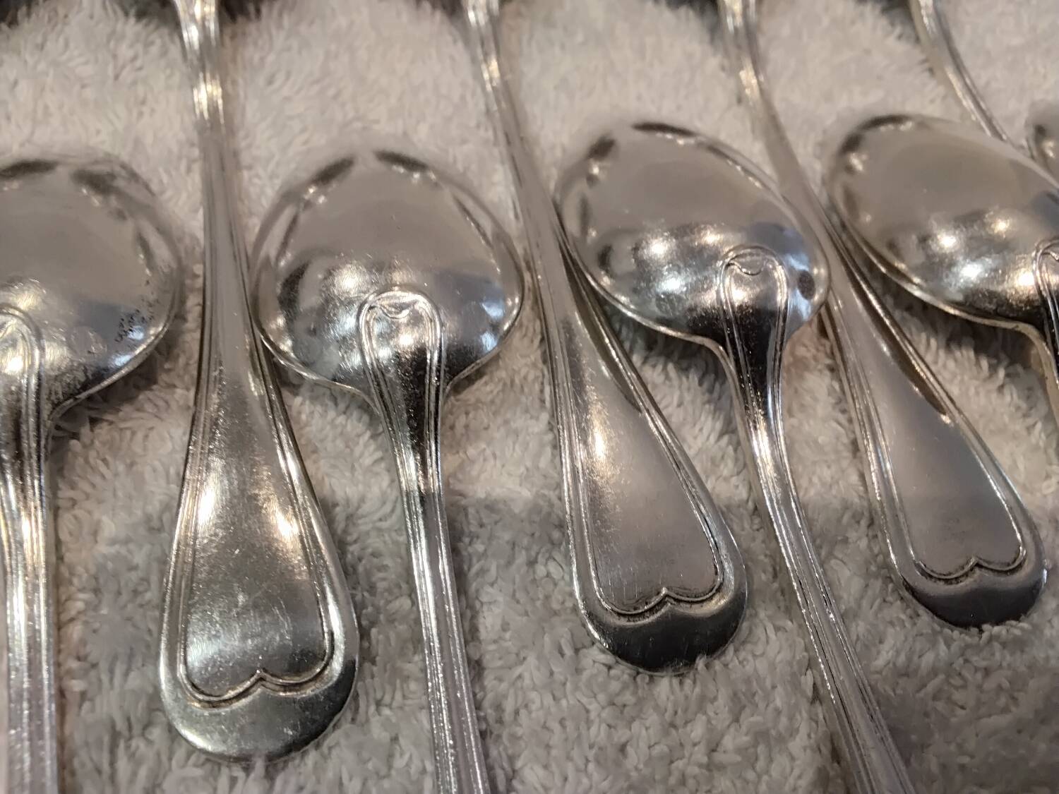 12 silver-plated metal teaspoons by Apollo silversmiths, decorated with fillets, 14.2cm