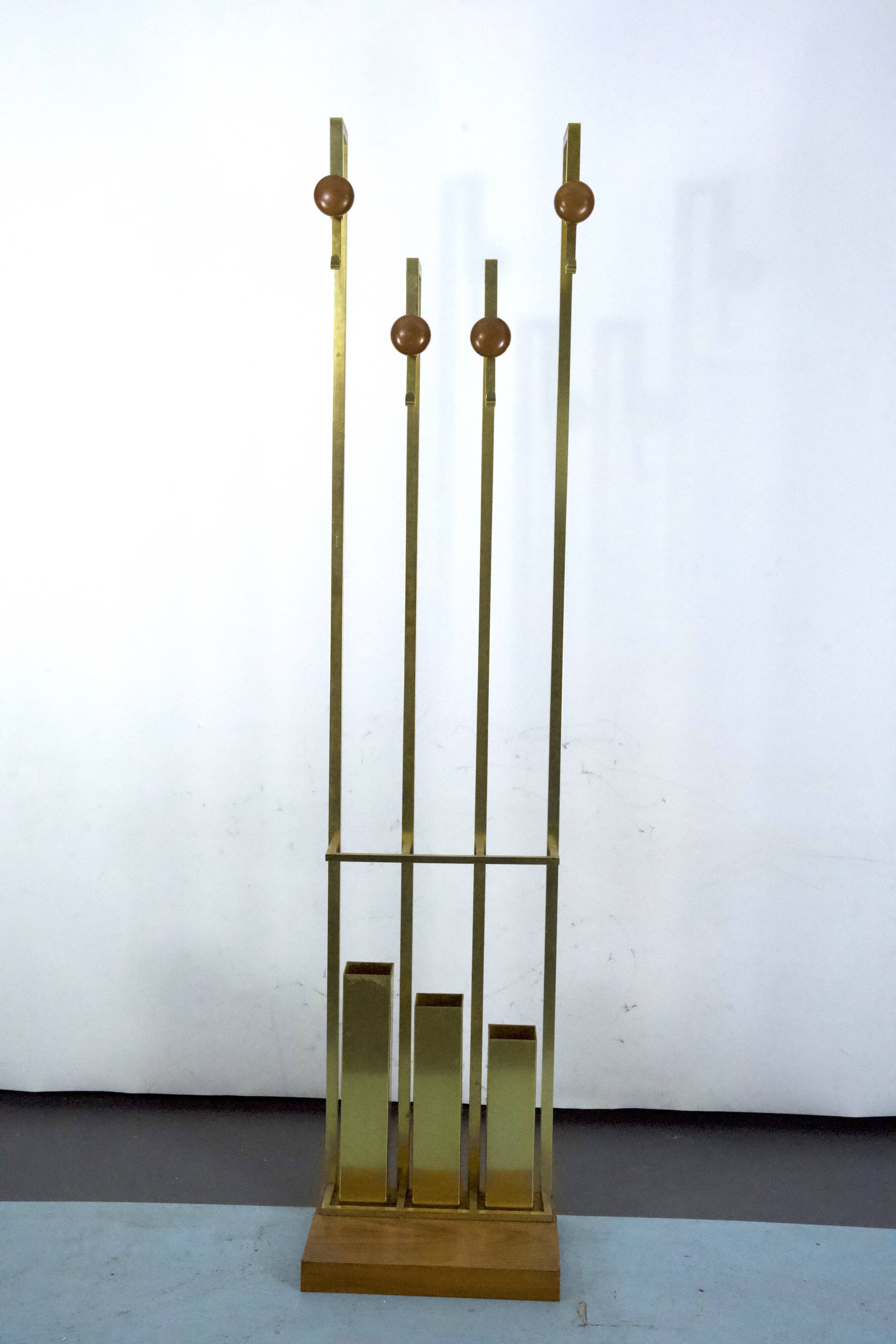 Portemanteau en laiton et bois du milieu du siècle. Italie années 1970