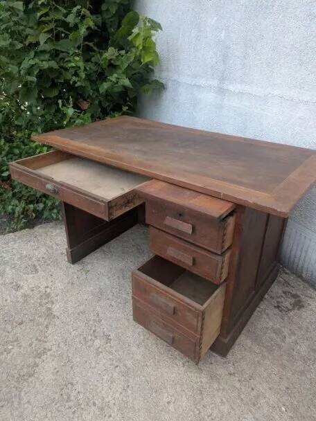 Administrative adult desk