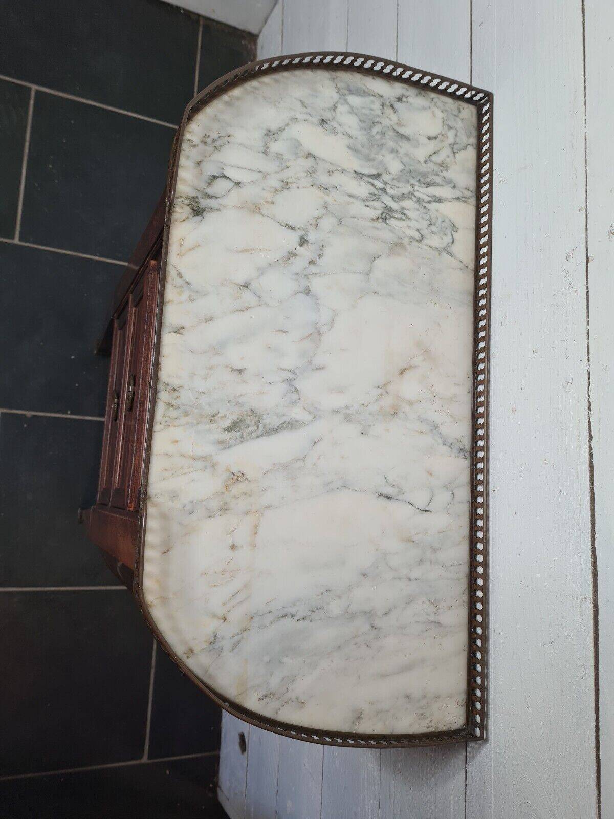 commode galbée en acajou avec dessus marbre
