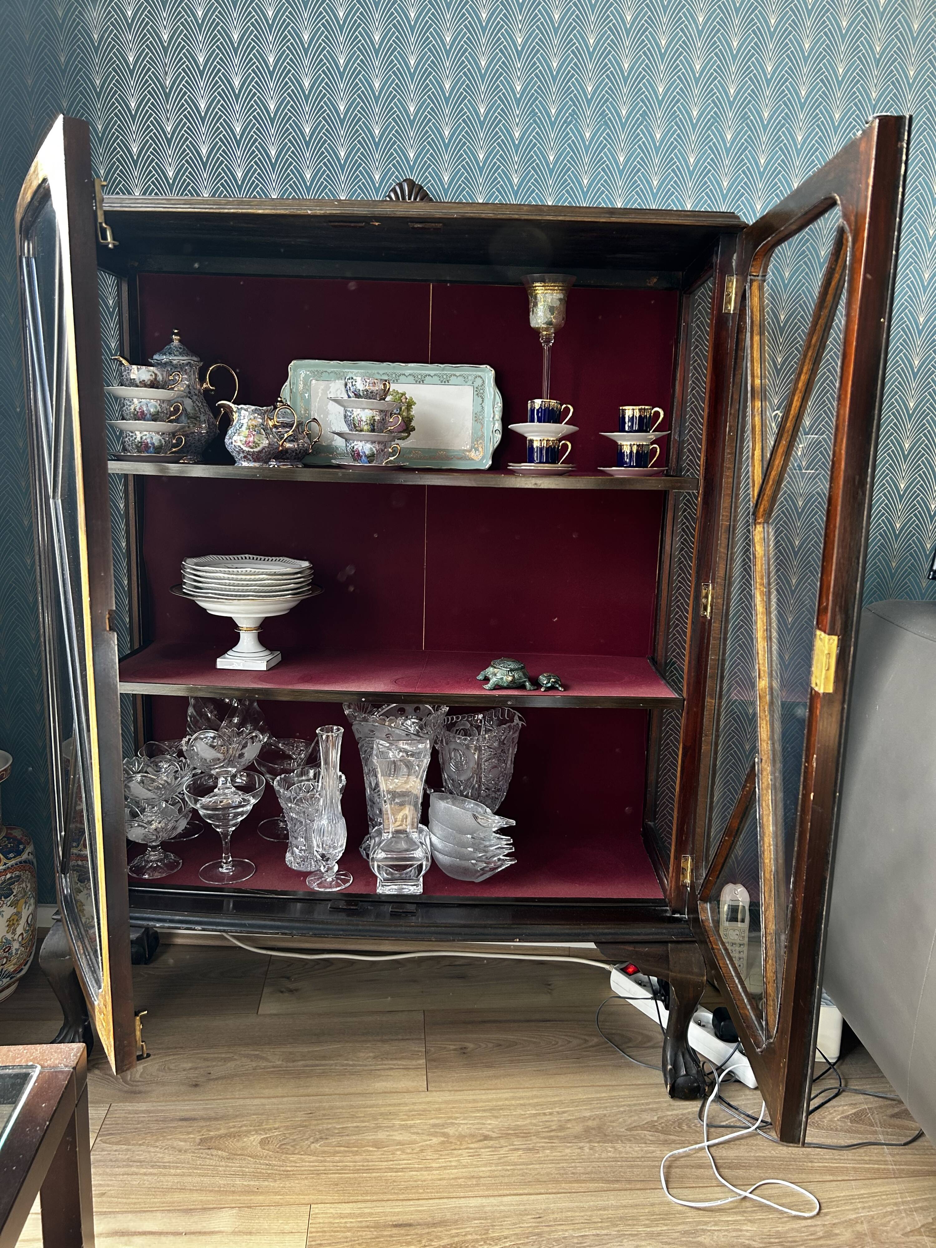 English style display case 1900