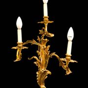 Paire d'appliques en bronze doré de style rocaille, trois lumières