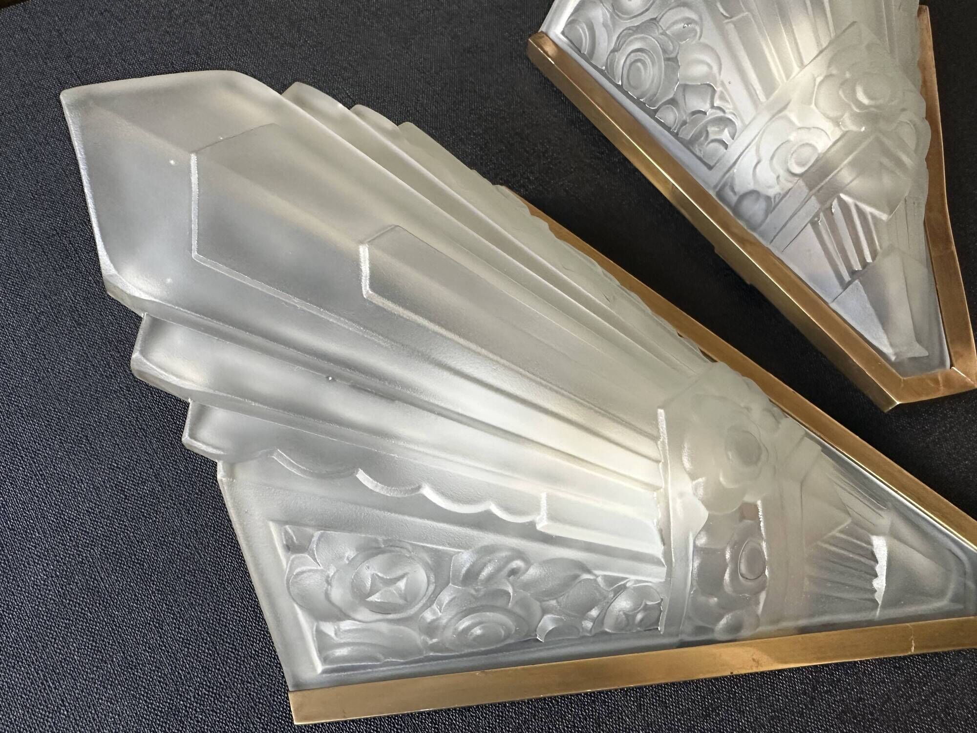 Pair of Art Deco wall sconces in molded glass and gilt brass, 1930