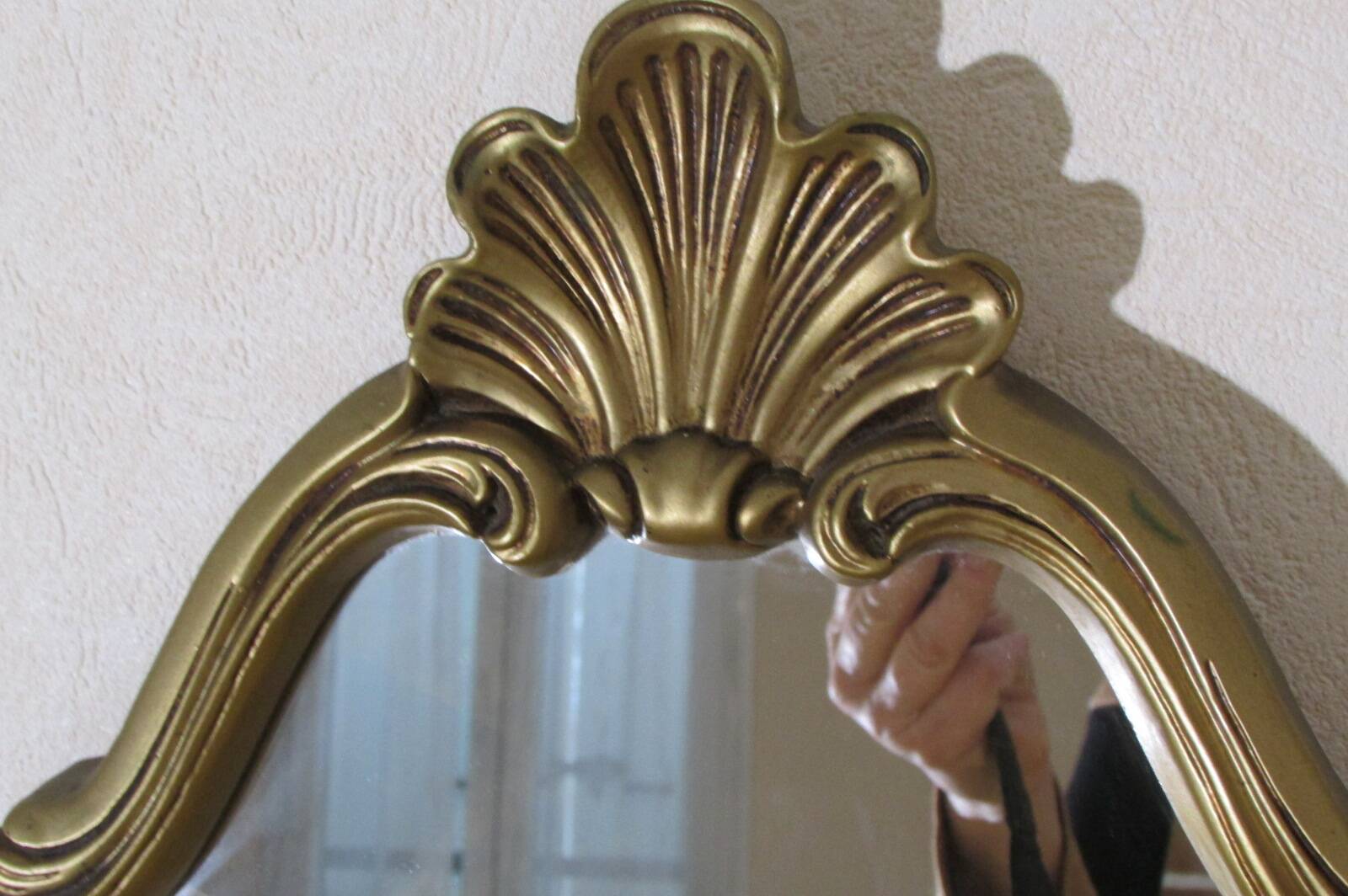 Small violin mirror in gilded resin