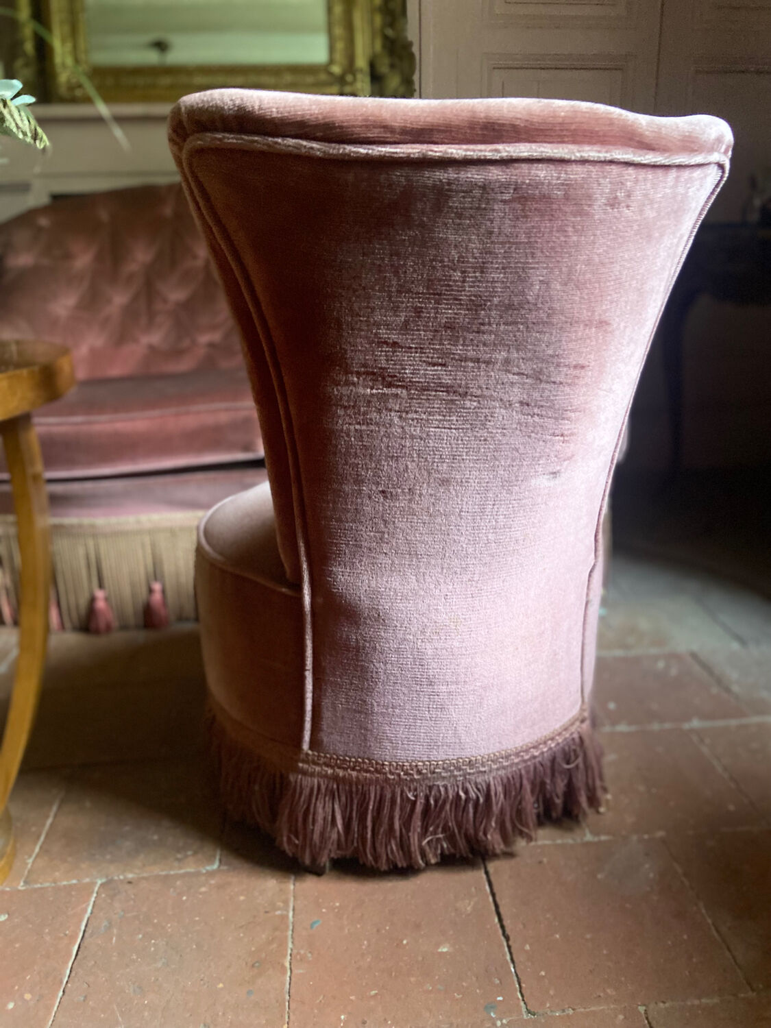 Small old toad armchair in old pink velvet