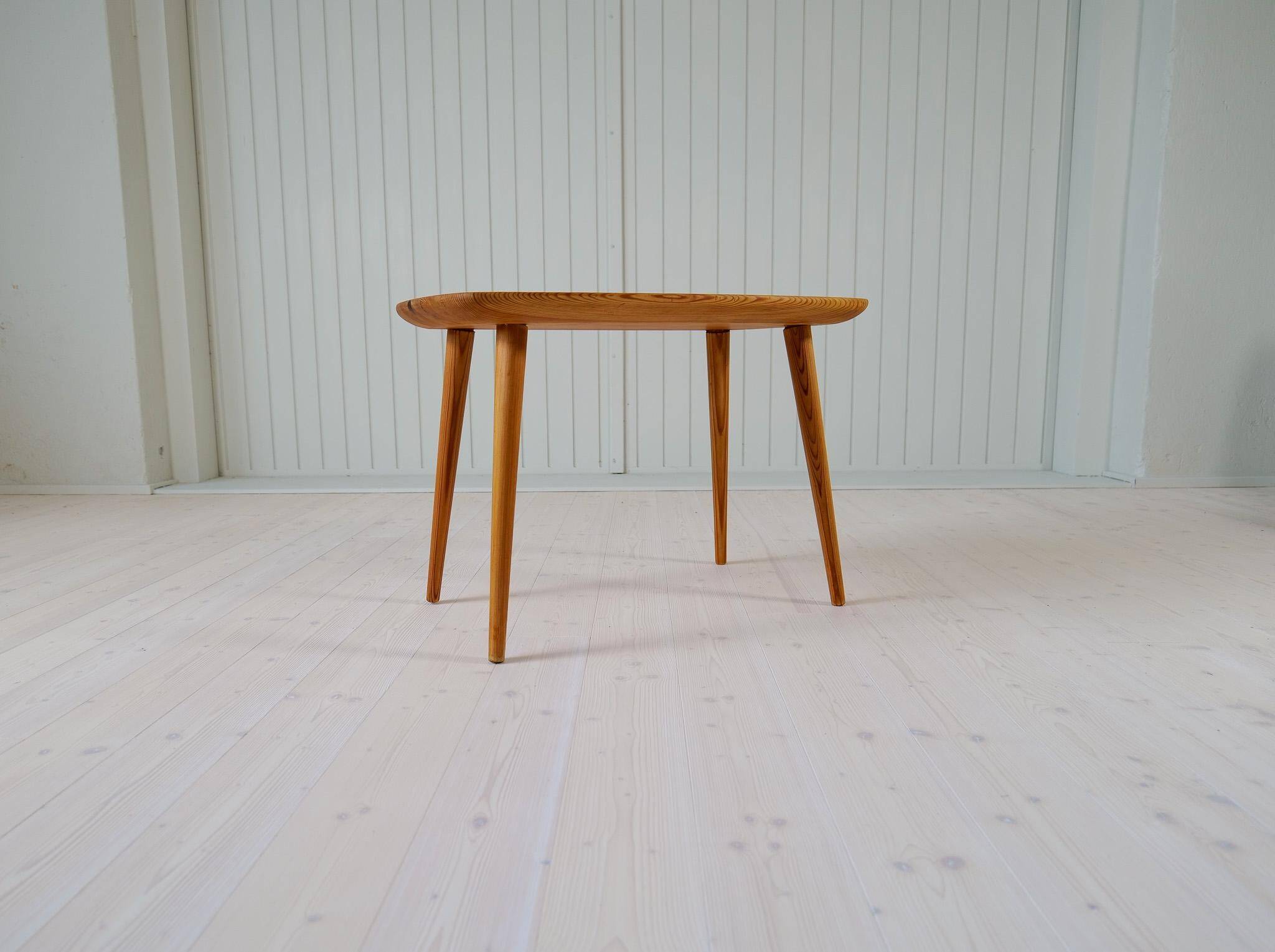 Table basse moderne du milieu du siècle en pin Suède 1940s