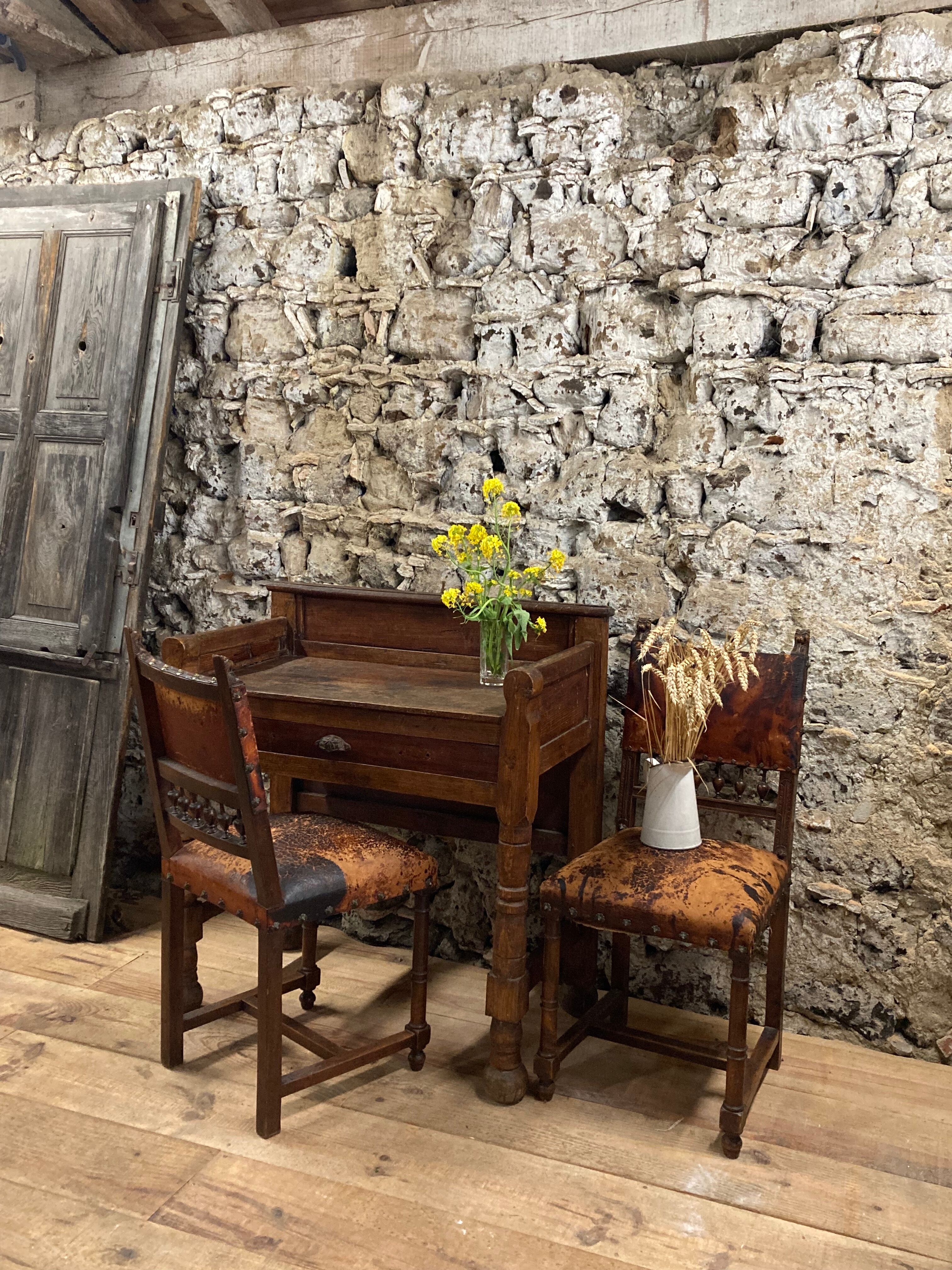 5 chaises Henri II en bois massif et cuir néo renaissance XIXème siècle