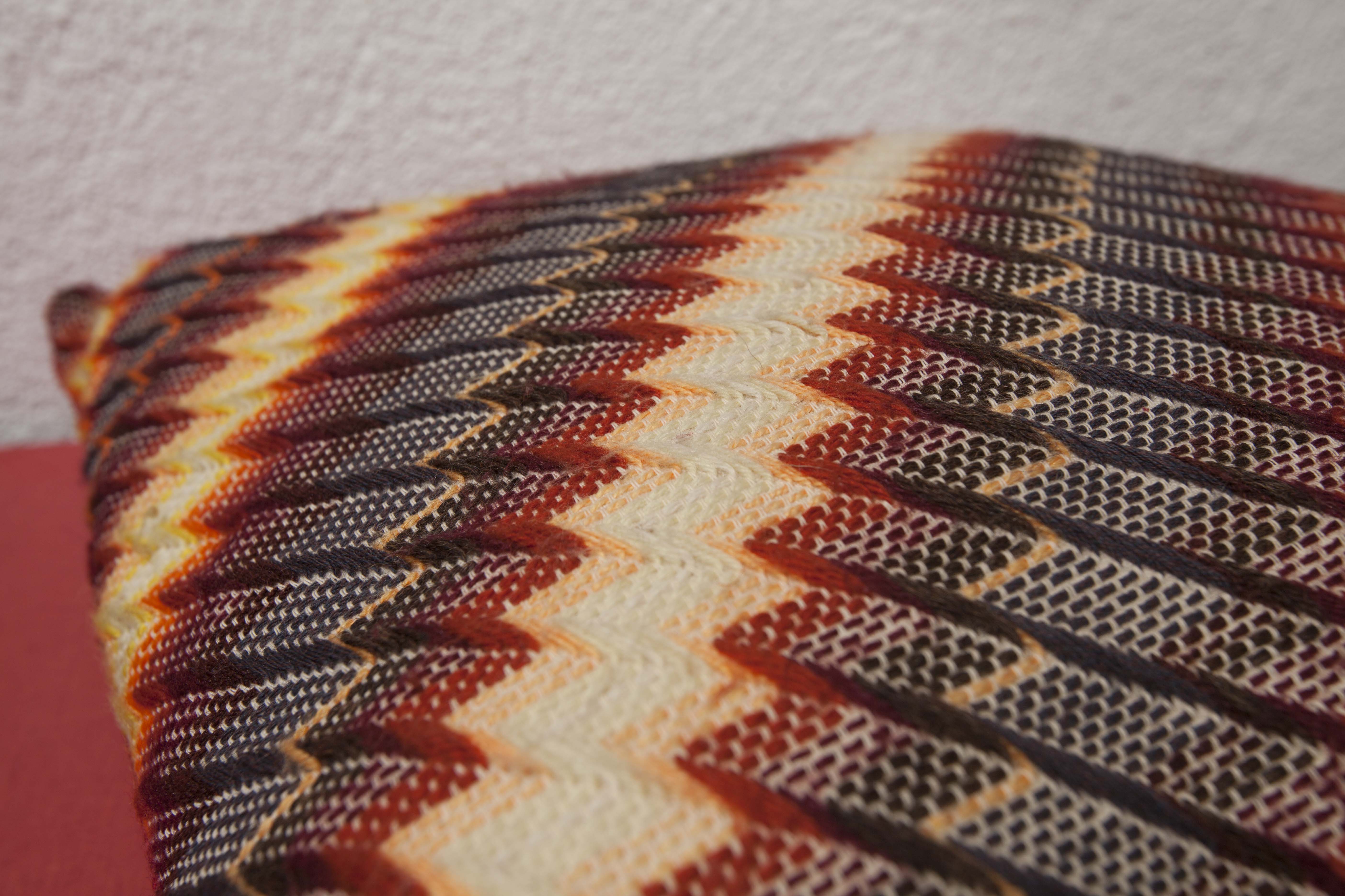 Zigzag cushion 70