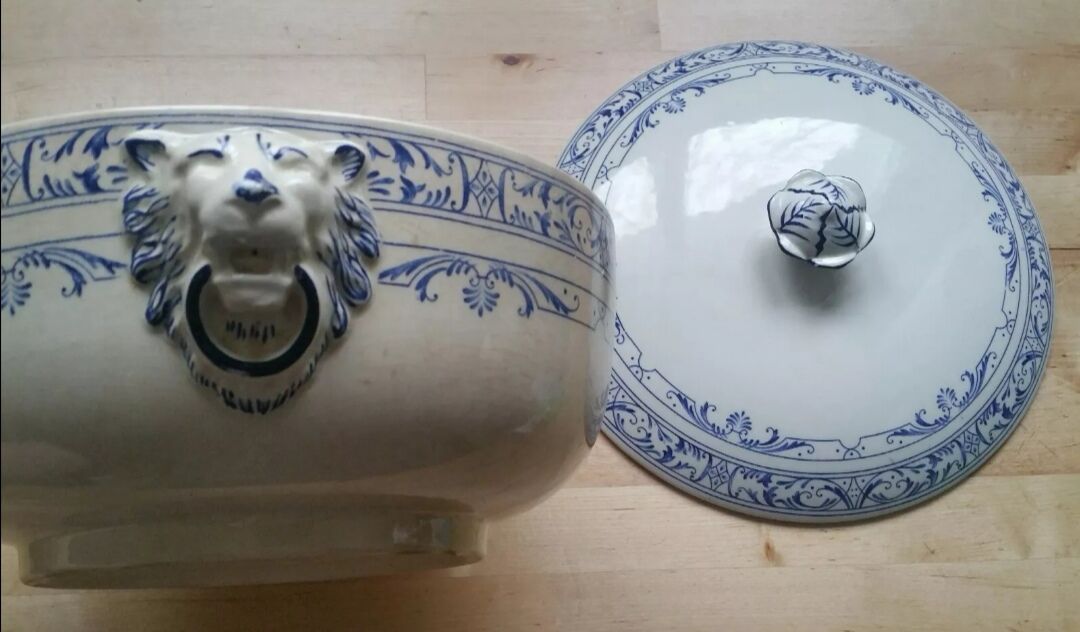 Lions head soup Colbert Creil and Montereau