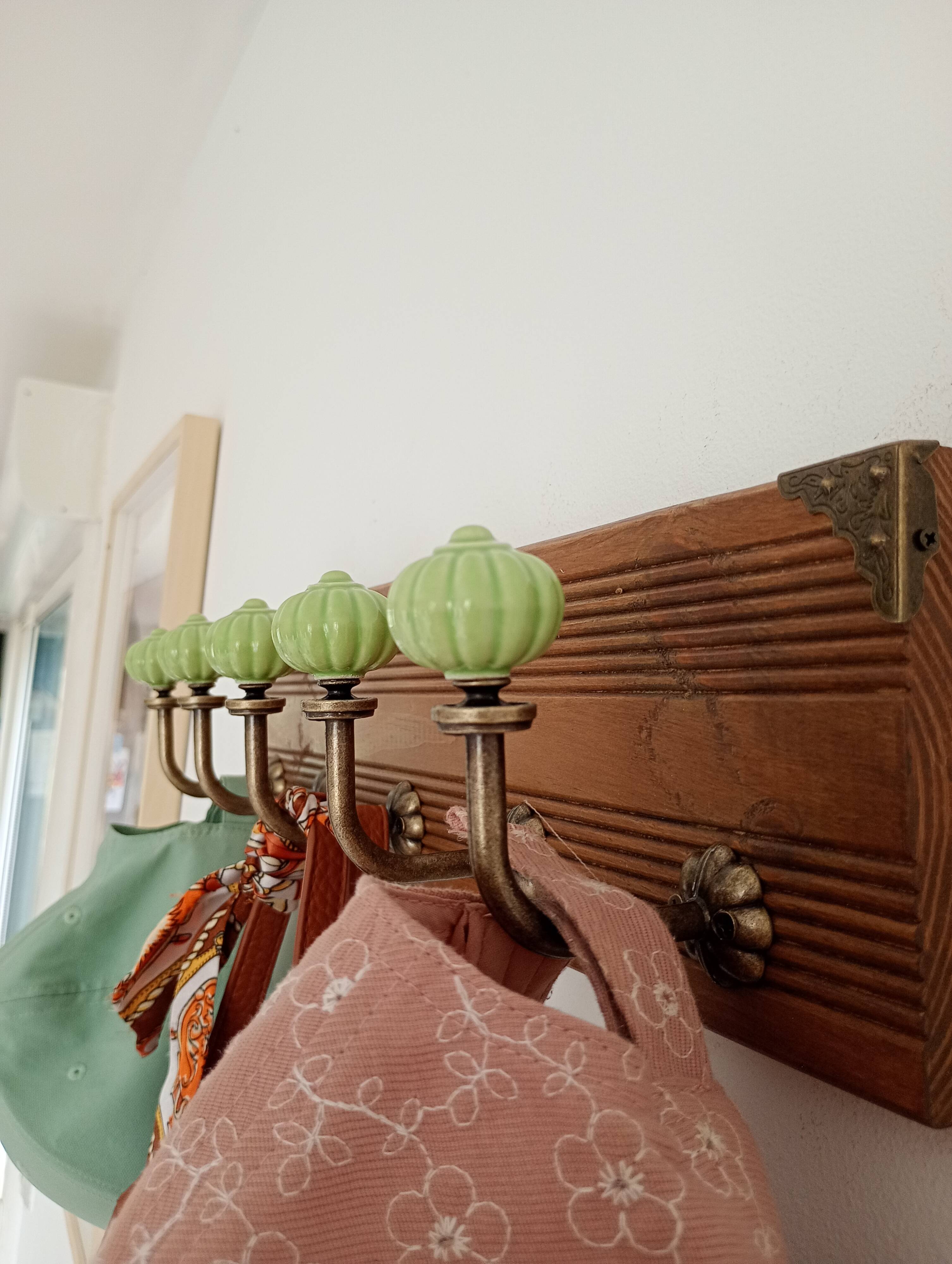 Wall-mounted coat rack in wood and sage green ceramic – 5 hooks – 50 cm