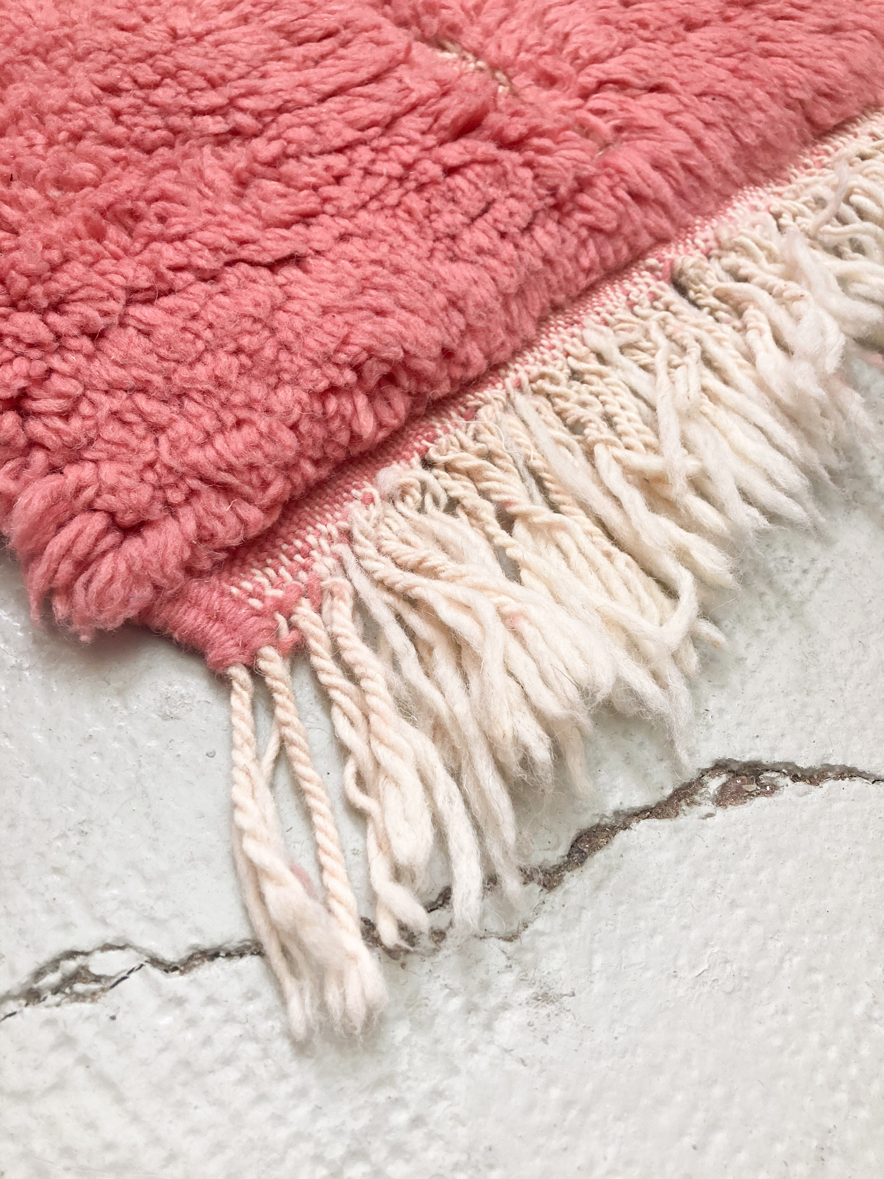 Moroccan berber carpet beni ouarain pink 2,28x1,52m